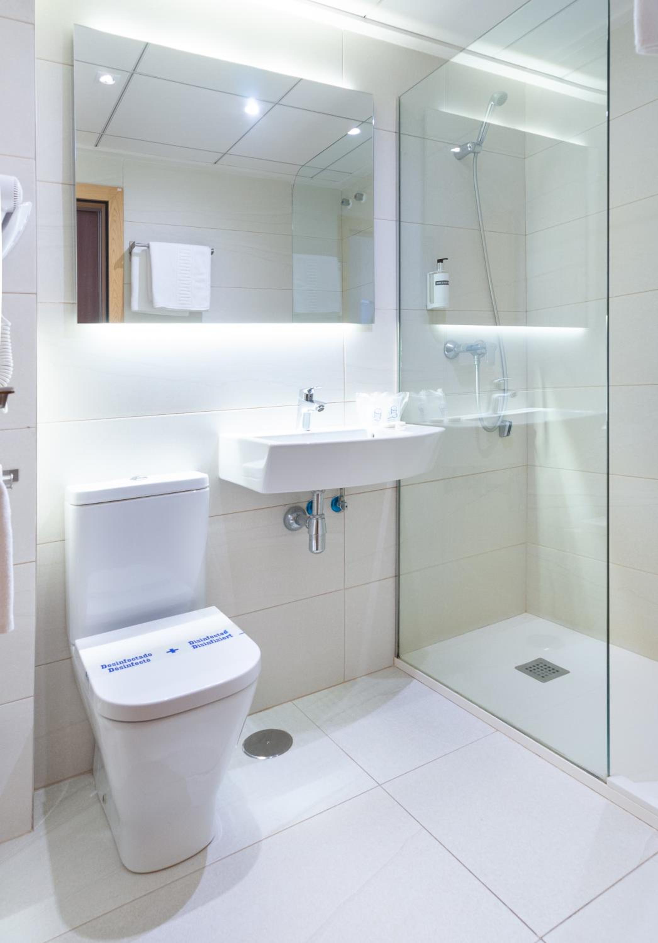 Standard Double Room - Photo 18