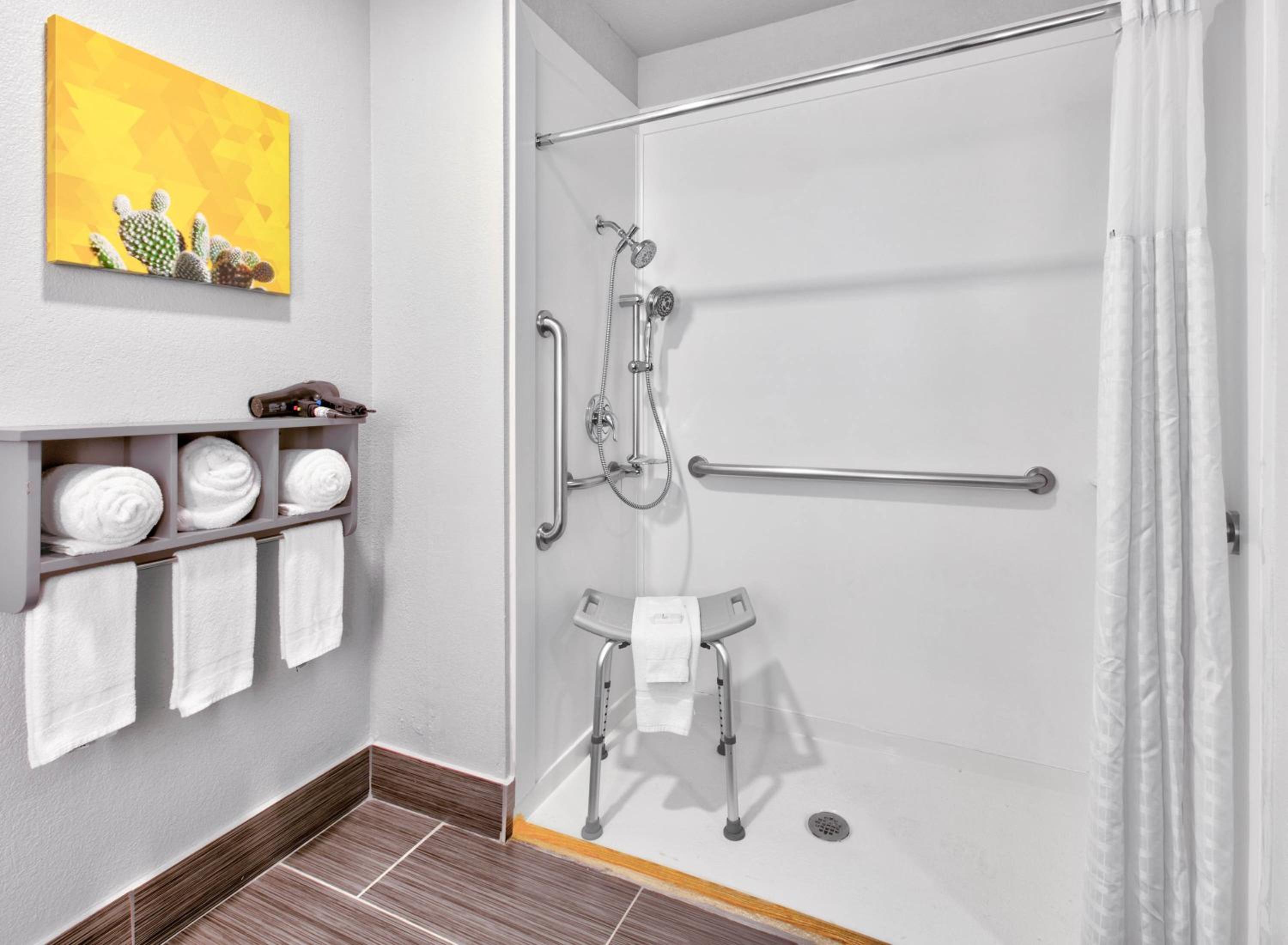 Queen Room with Two Queen Beds and Bath Tub - Mobility/Hearing Accessible - Non-Smoking - Photo 2