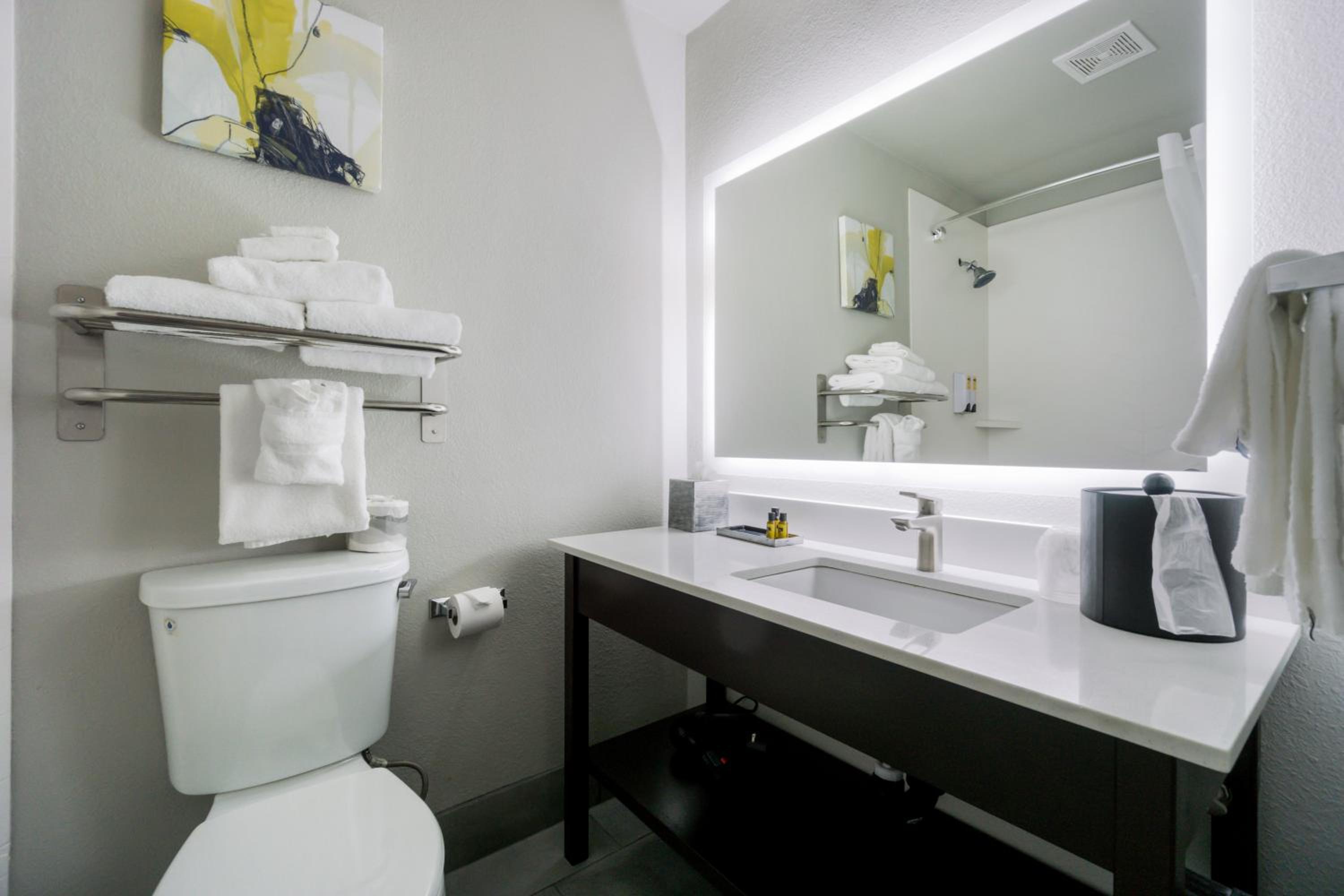 King Room - Non-Smoking - Photo 3