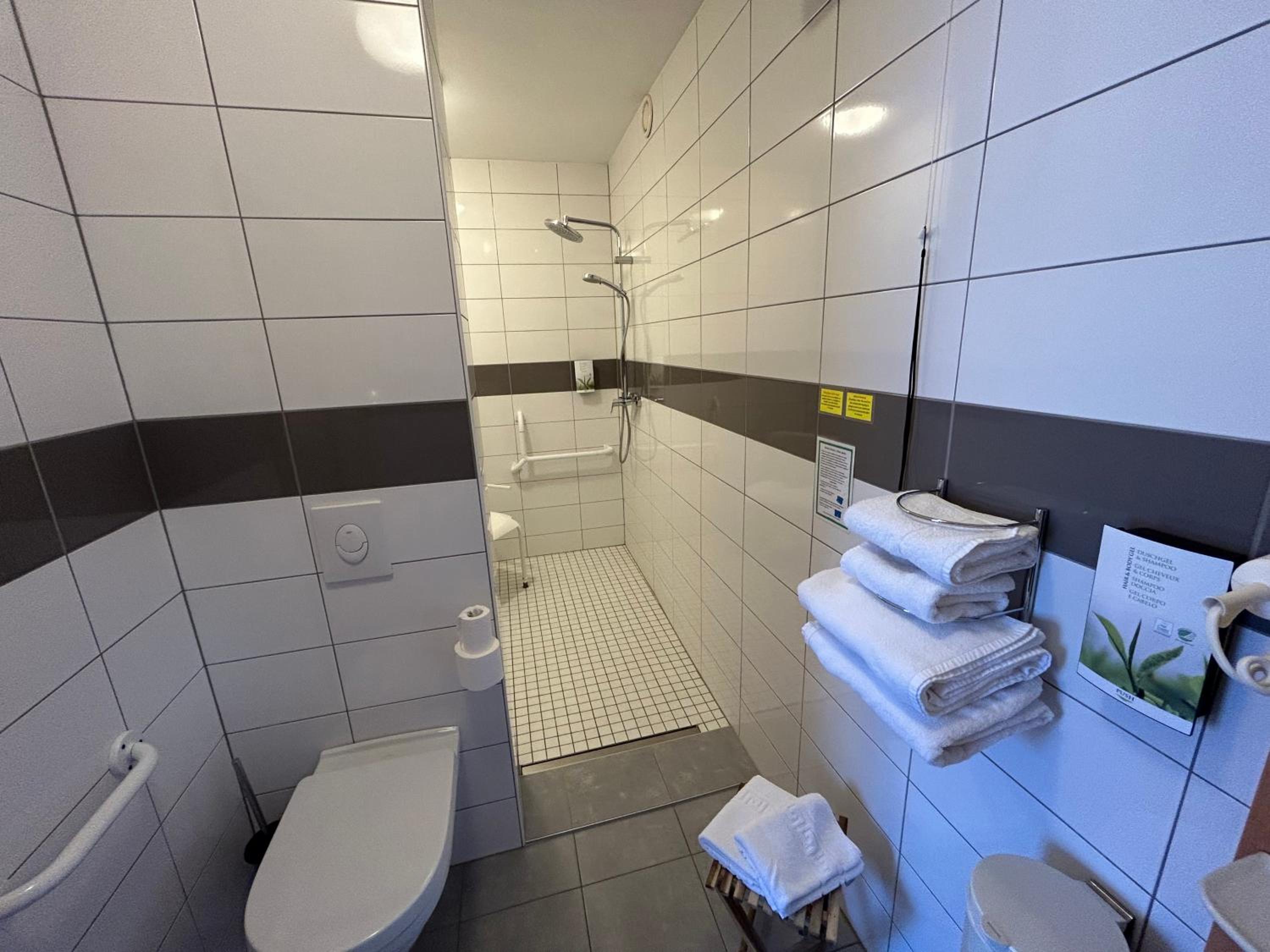 Twin Room - Disability Access photo 2