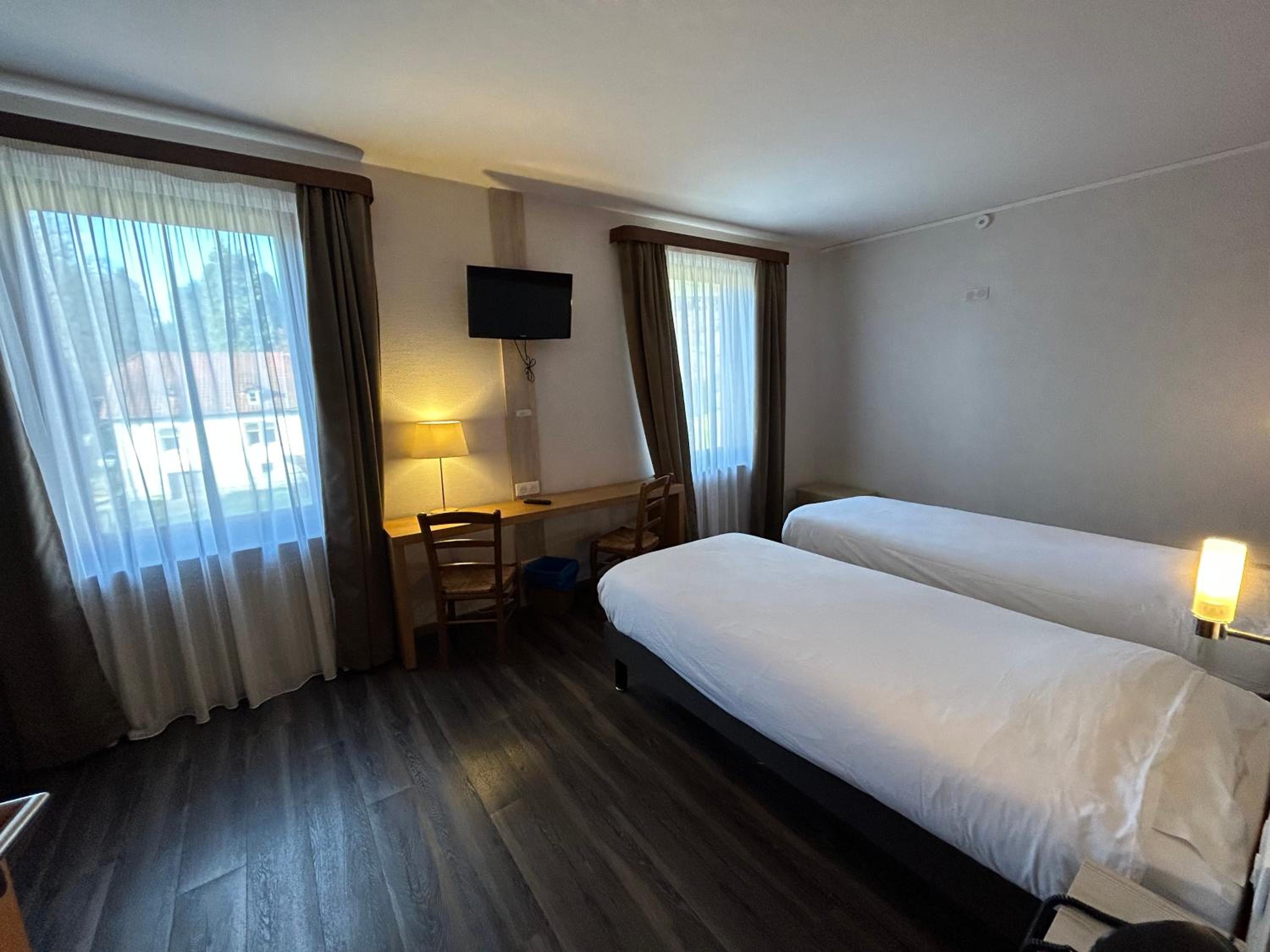 Twin Room - Disability Access photo 3