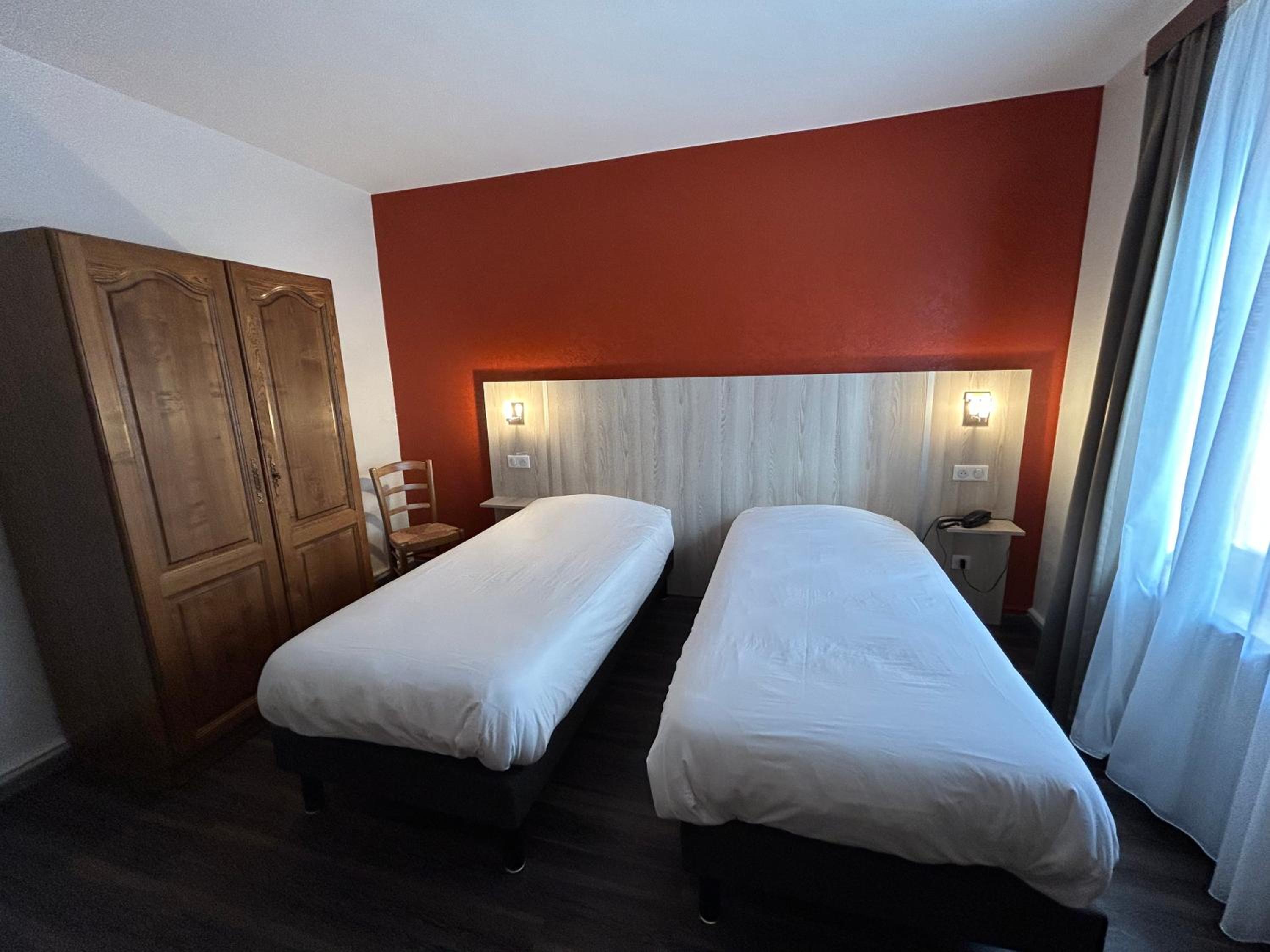 Twin Room - Photo 3