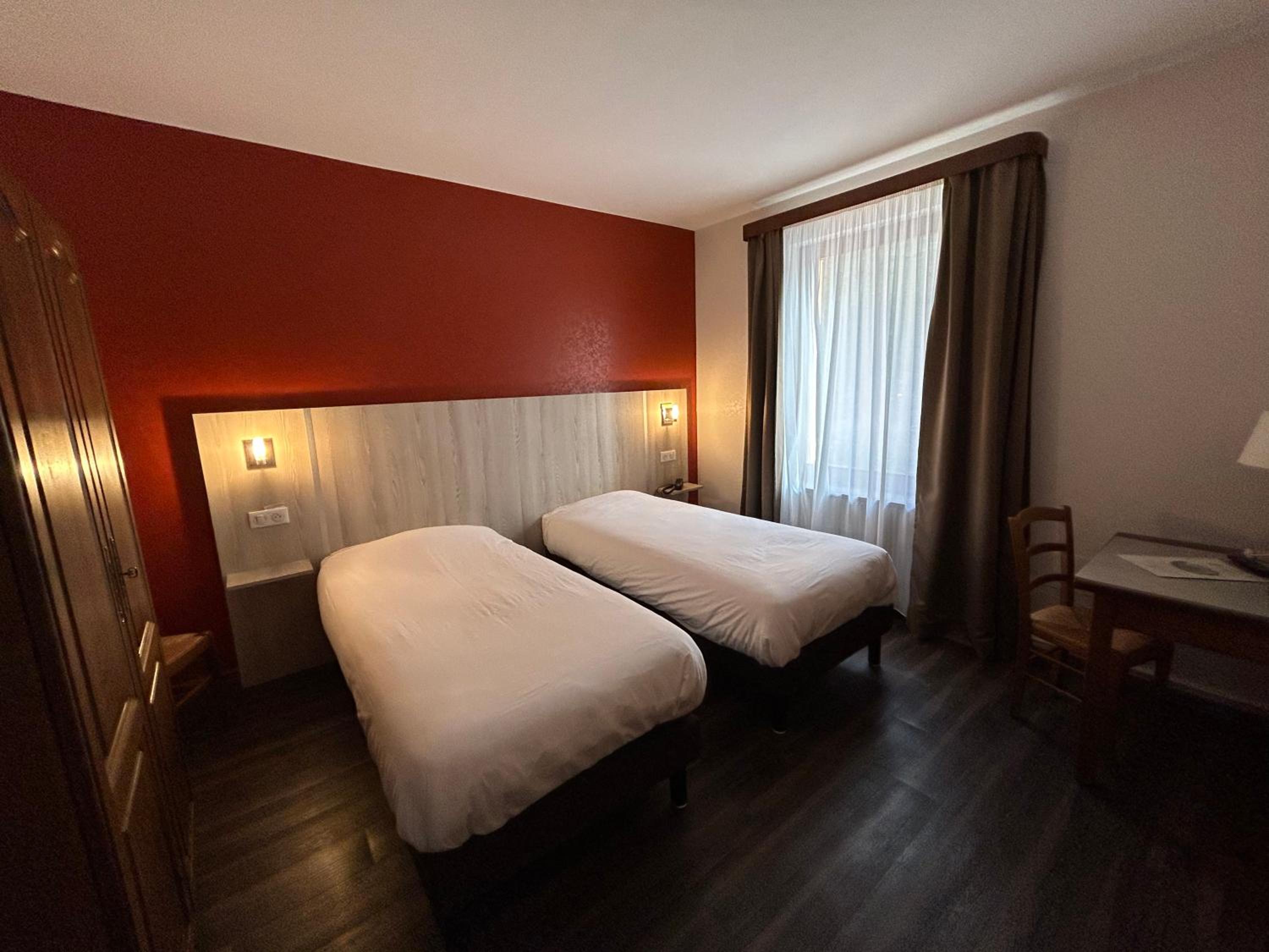 Twin Room - Photo 2