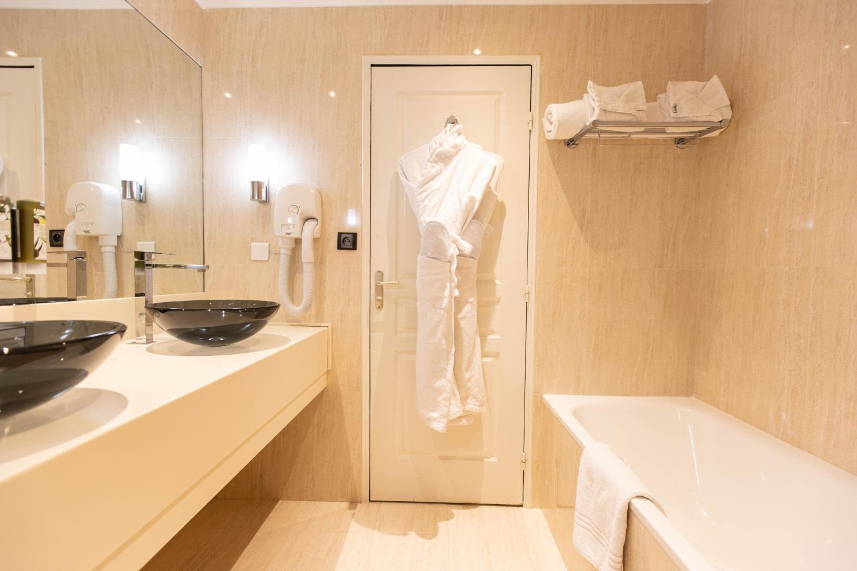 Deluxe Room - Photo 2