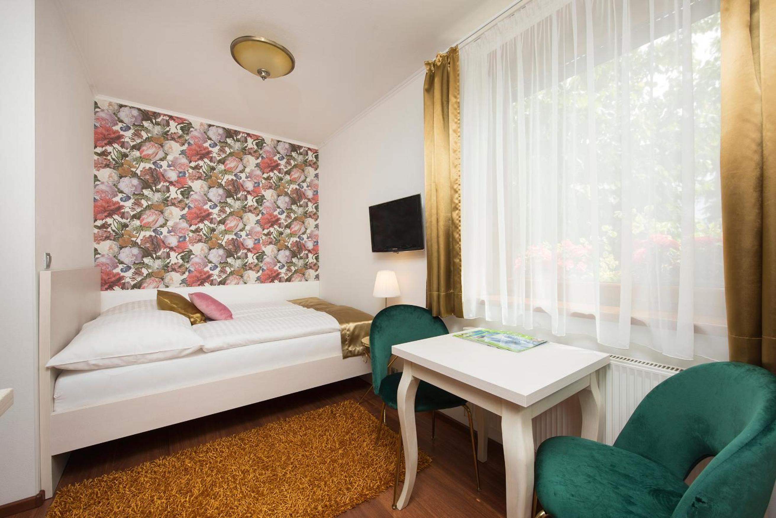 Standard Queen Room photo 1