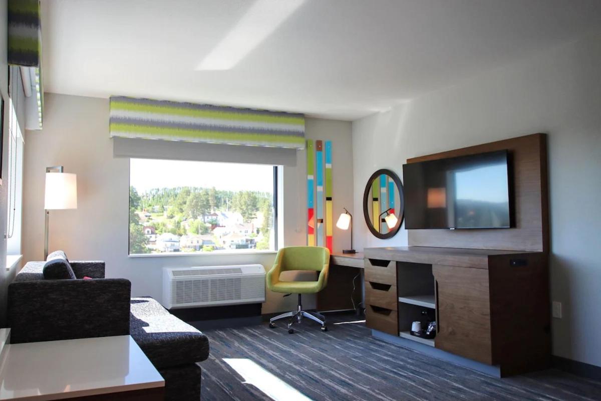 King Suite with City View - Non-Smoking - Photo 1