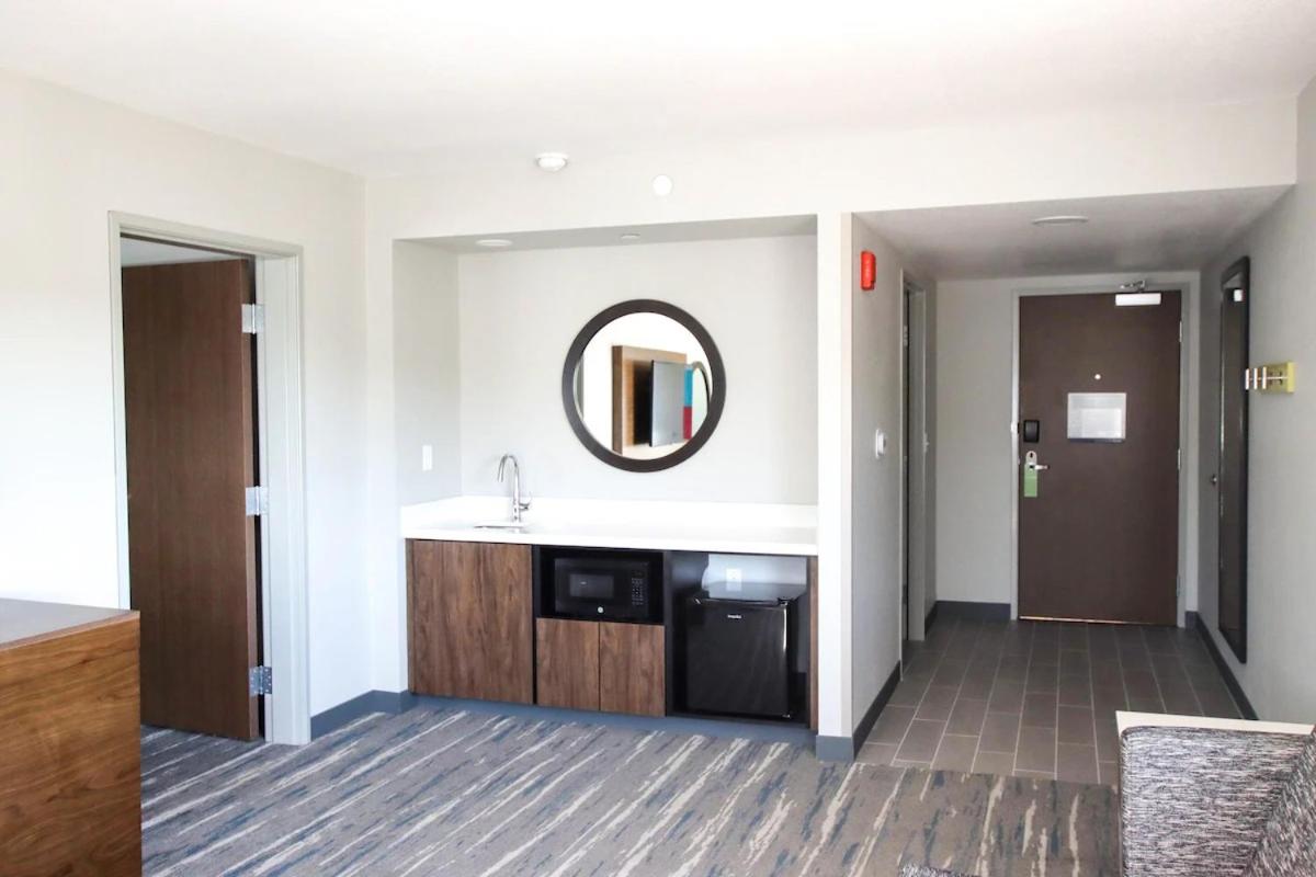 King Suite with City View - Non-Smoking - Photo 4