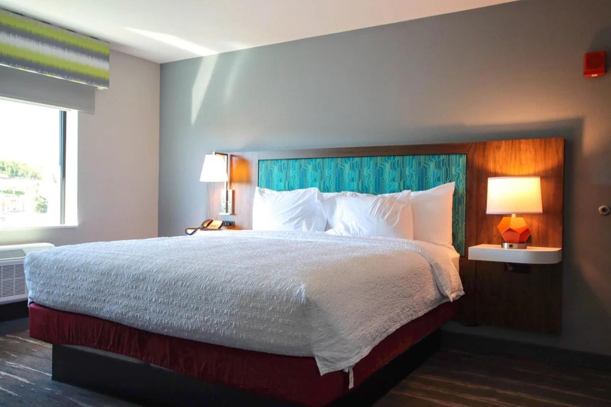 King Suite with City View - Non-Smoking - Photo 2