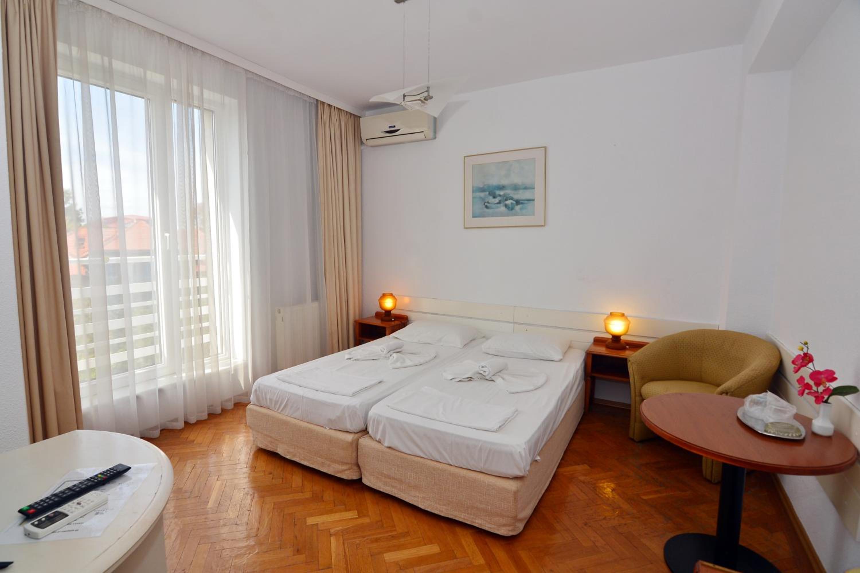 Apartment with Balcony - Photo 3