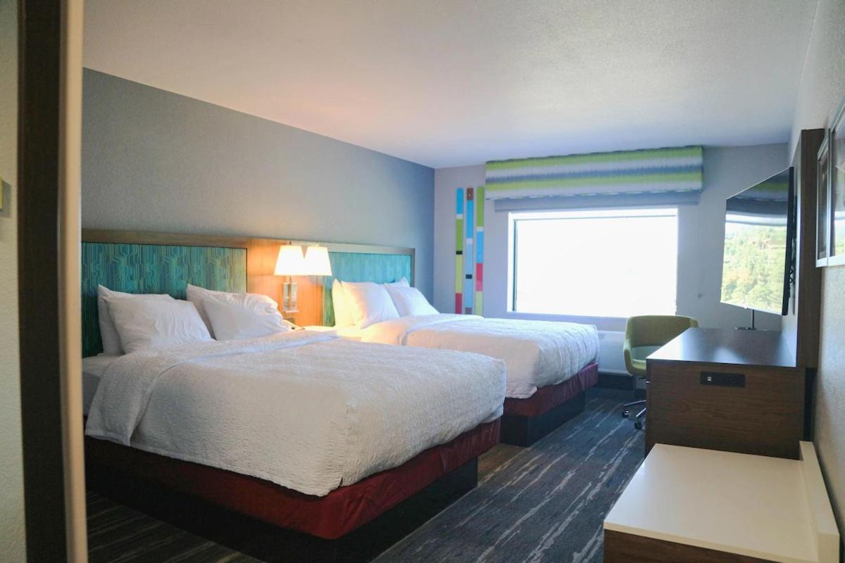 Queen Room with Two Queen Beds - Photo 3