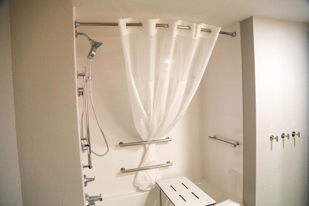 Queen Room with Two Queen Beds with Bath Tub and City View - Mobility Accessible - Photo 3