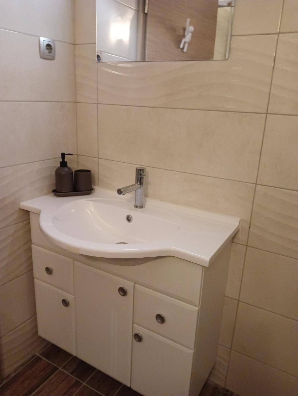 Studio Apartment with Balcony - Photo 19