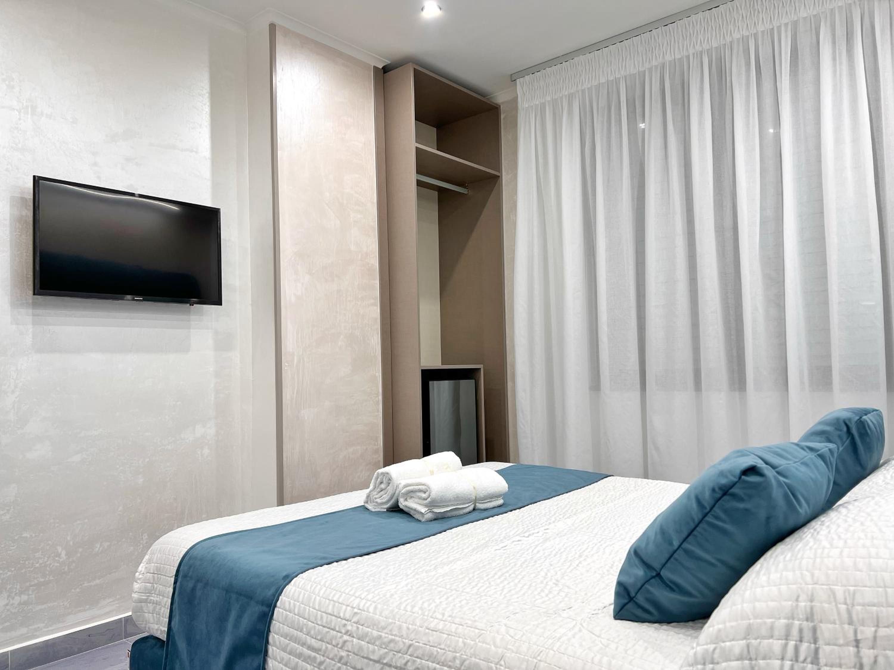 Standard Double Room - Photo 11