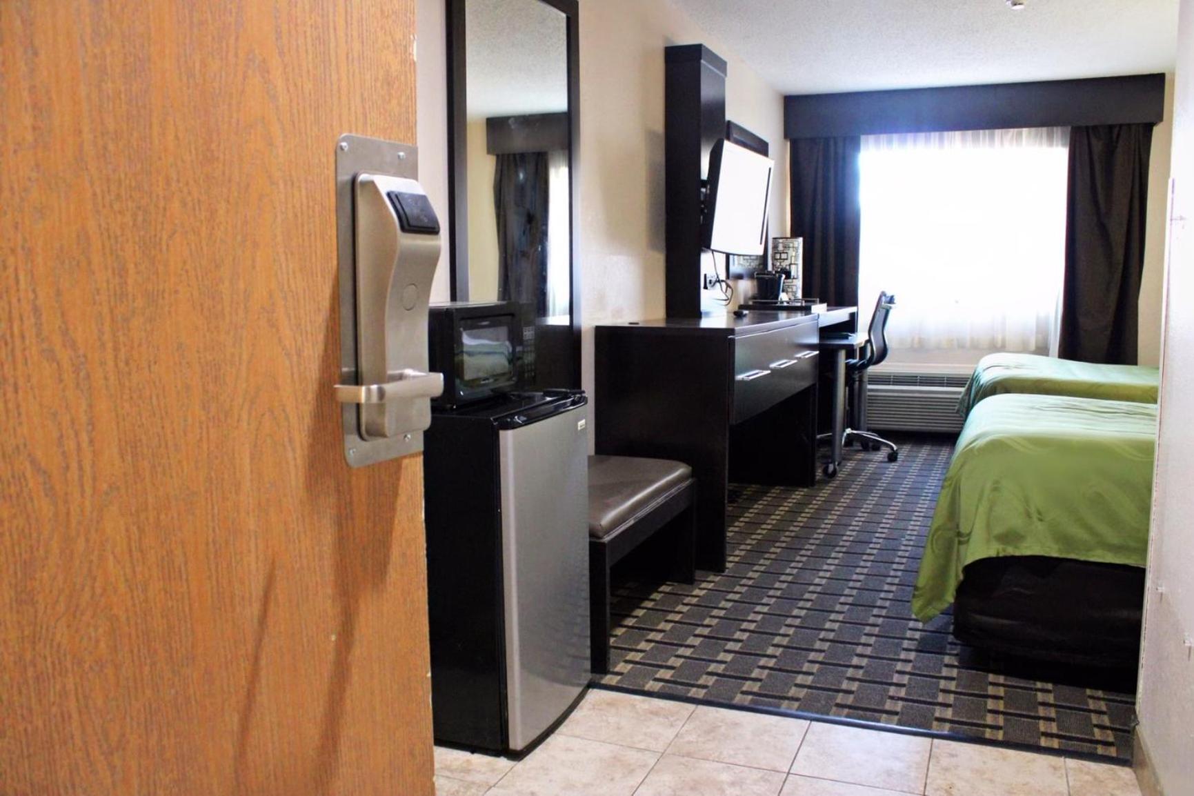 Queen Room with Two Queen Beds - Non-Smoking - Photo 3