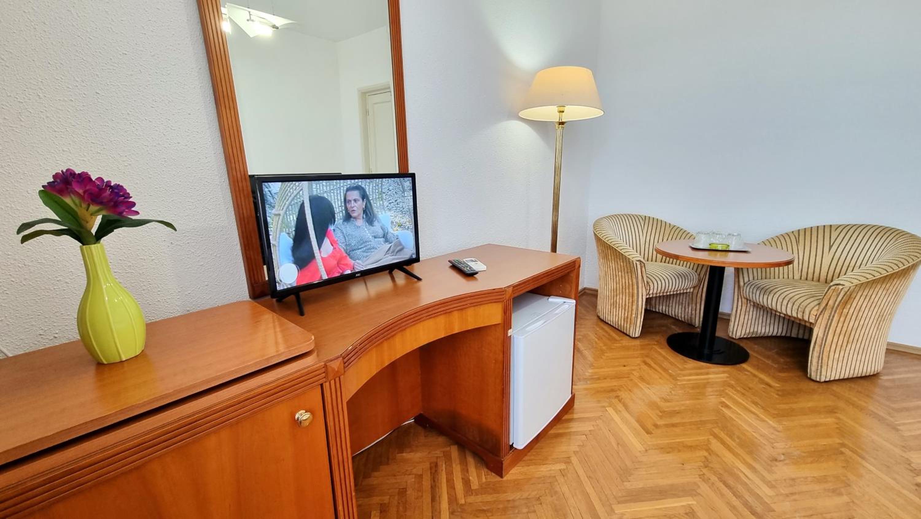 Apartment with Balcony - Photo 2
