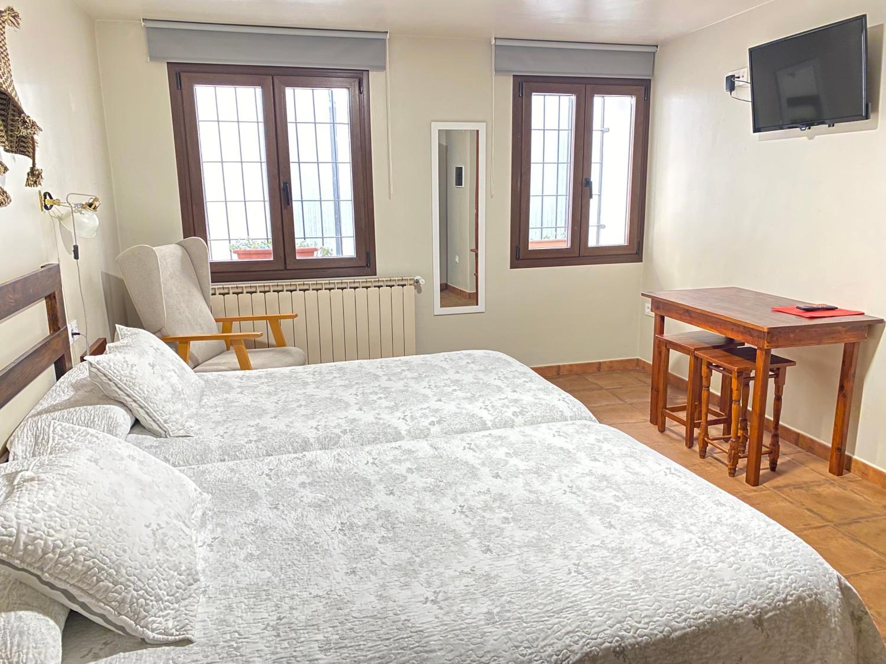 Twin Room - Photo 3