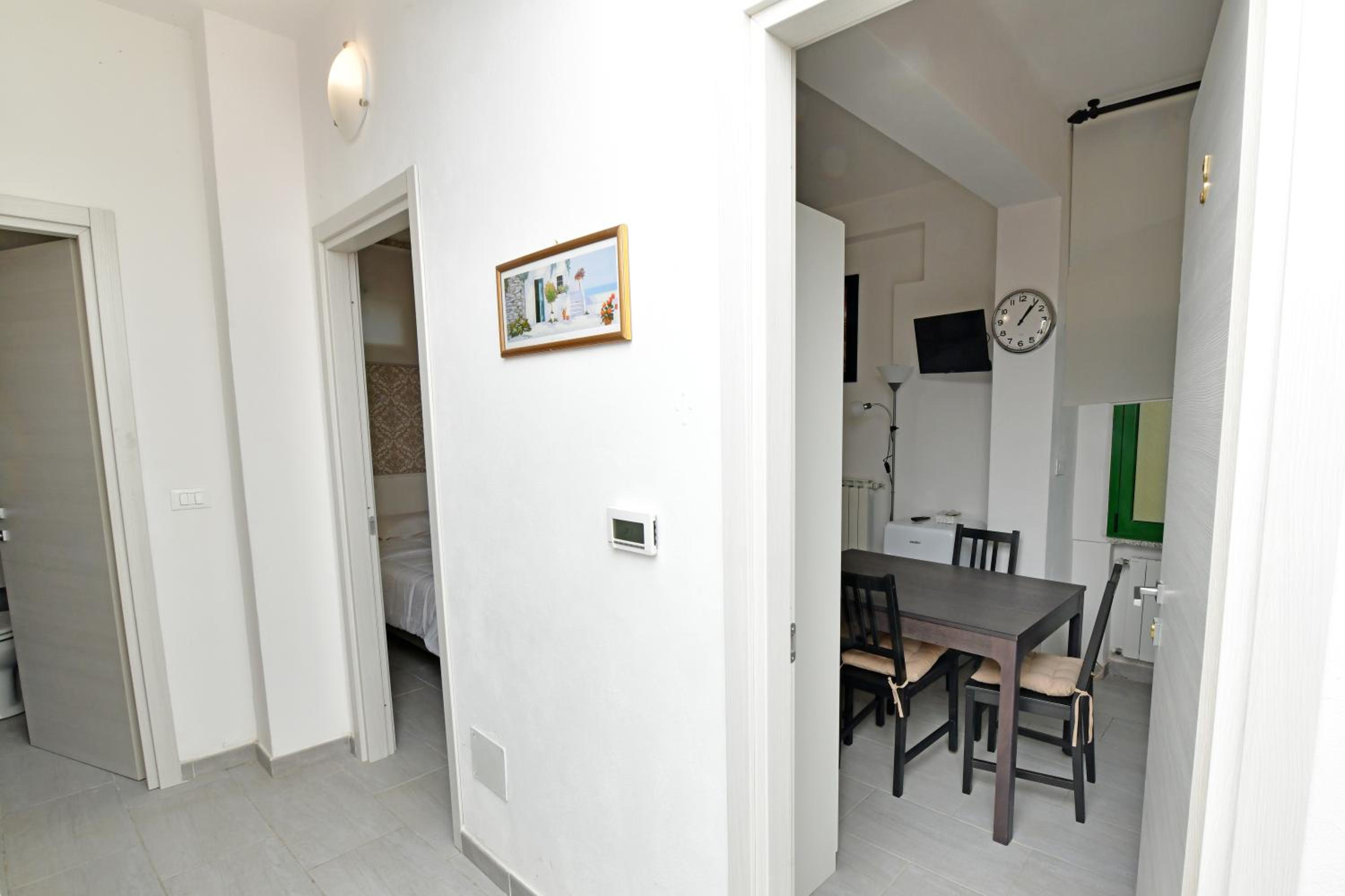 Family Room with Private Bathroom - Photo 10
