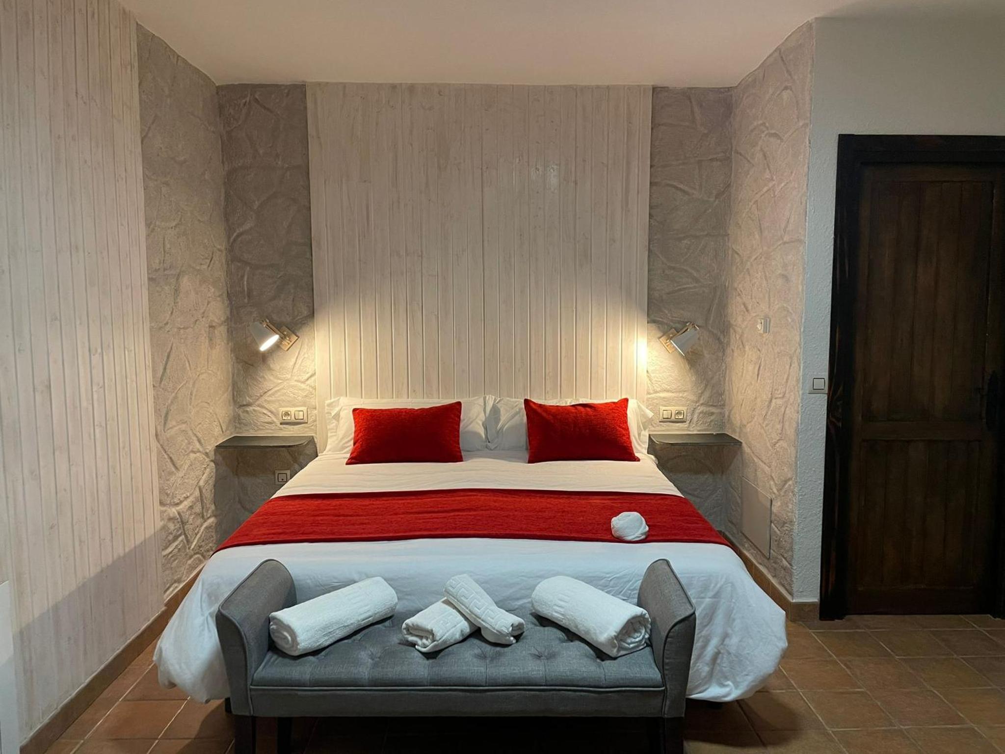 Deluxe Double Room - Photo 9