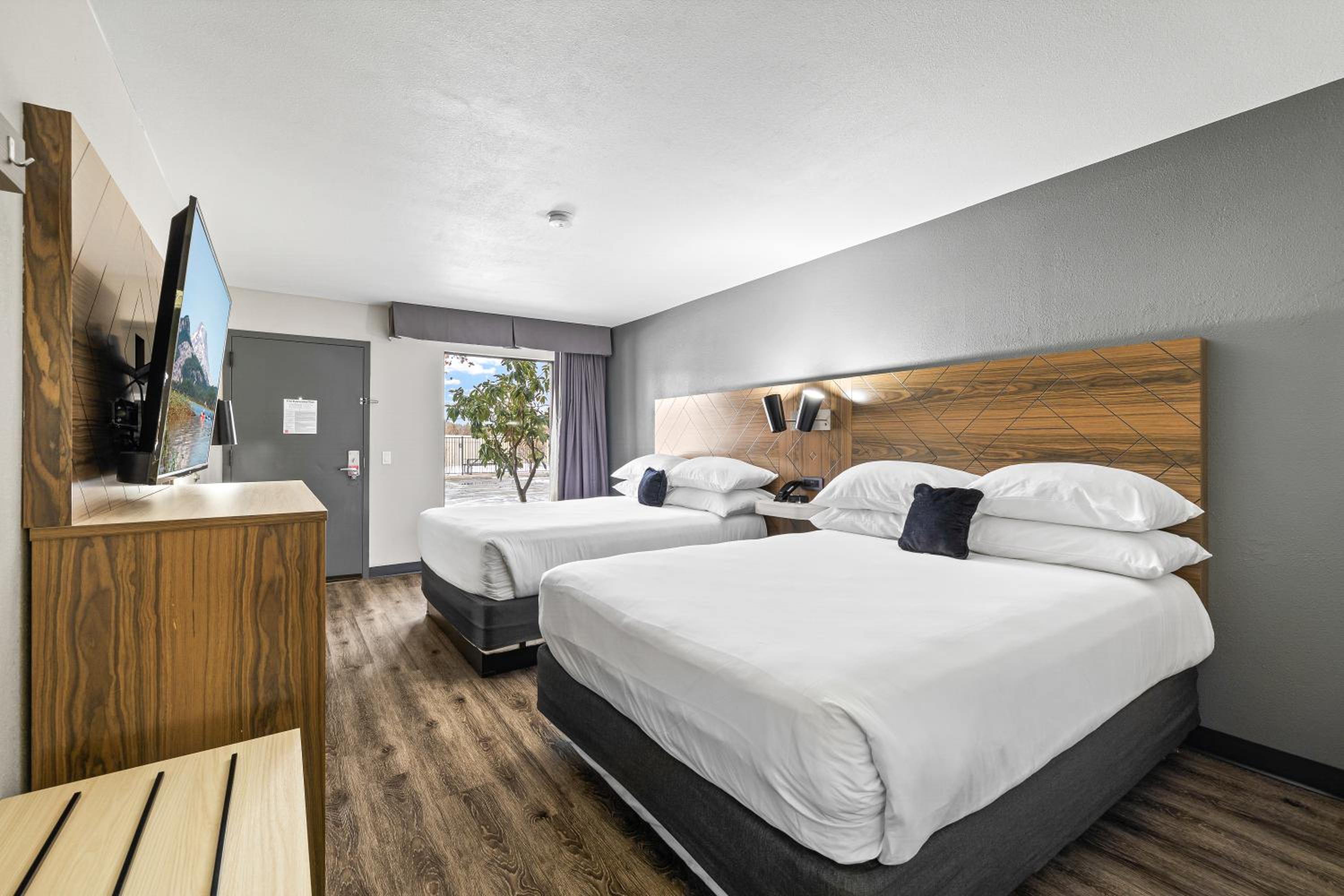 Queen Room with Two Queen Beds - Photo 4