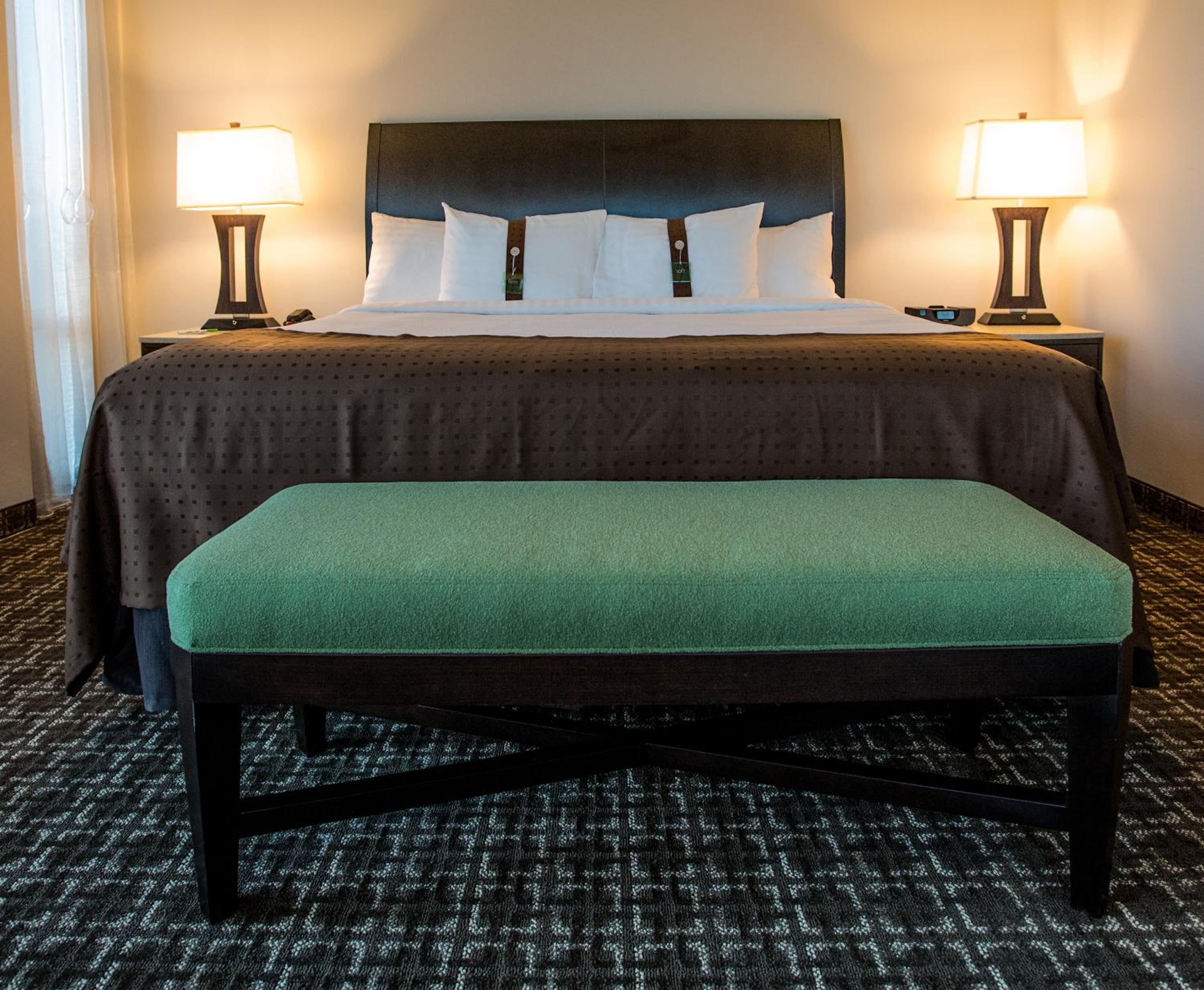 Standard King Room - Photo 3