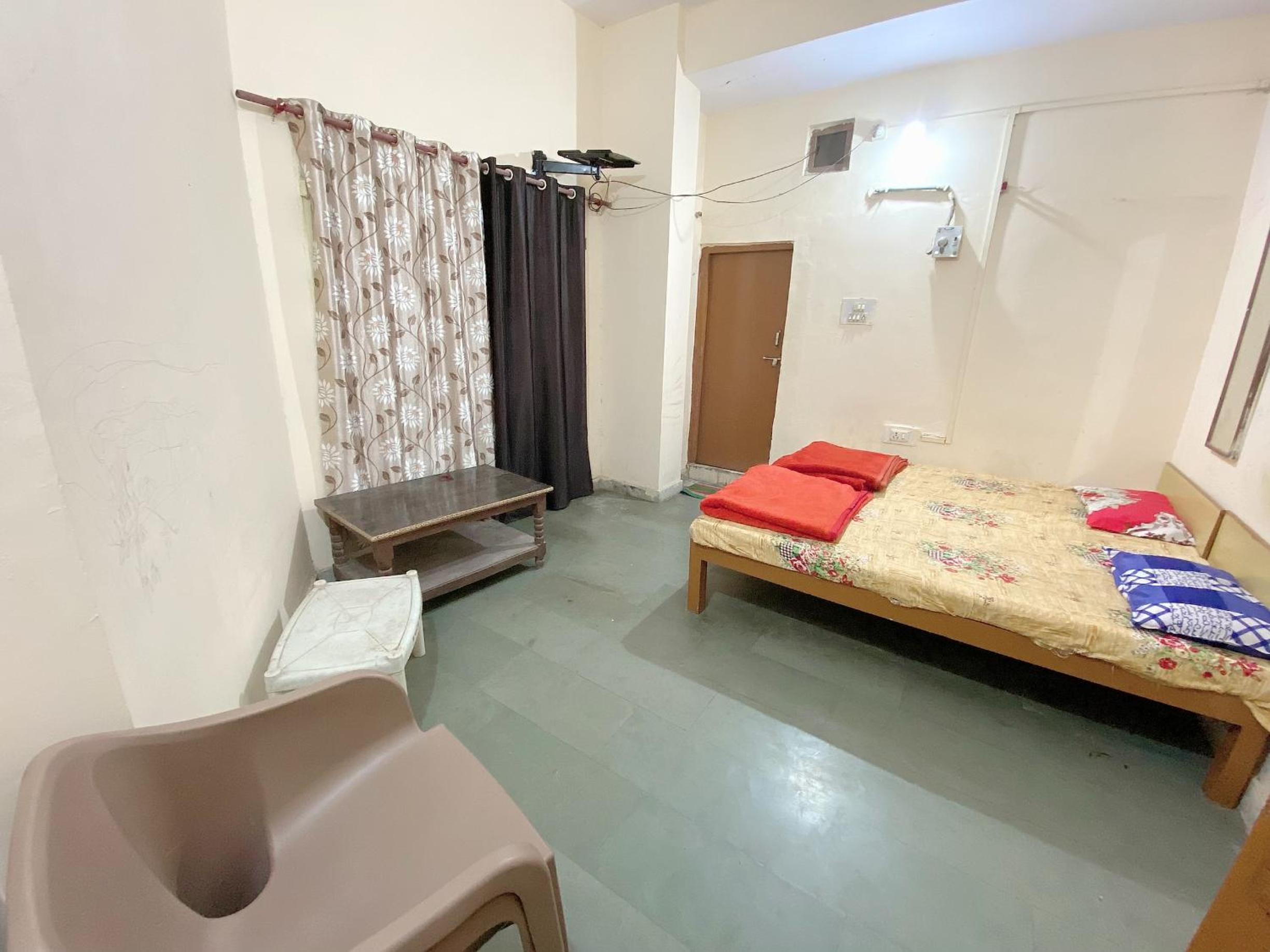 Standard Double Room With Fan - Photo 4