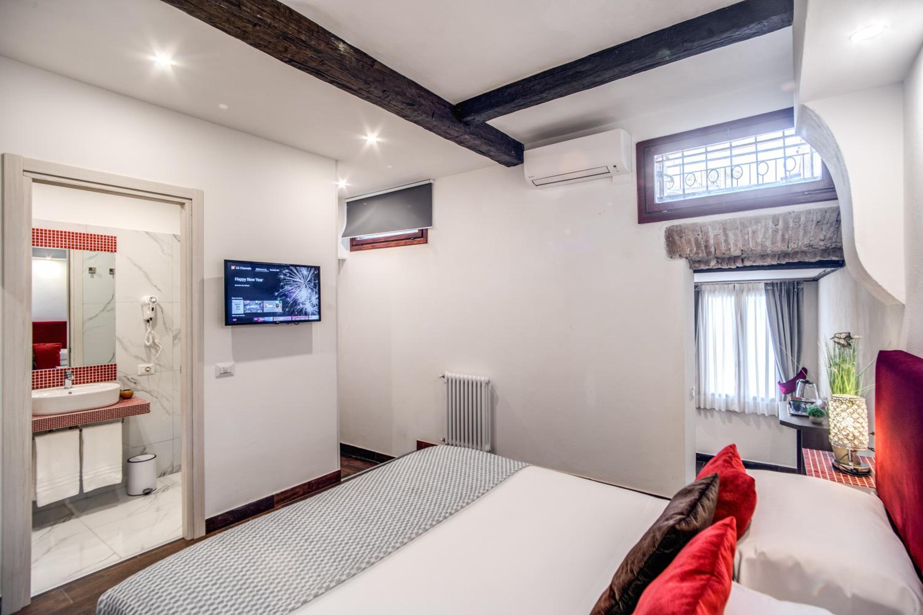 Suite - Separate Building photo 3