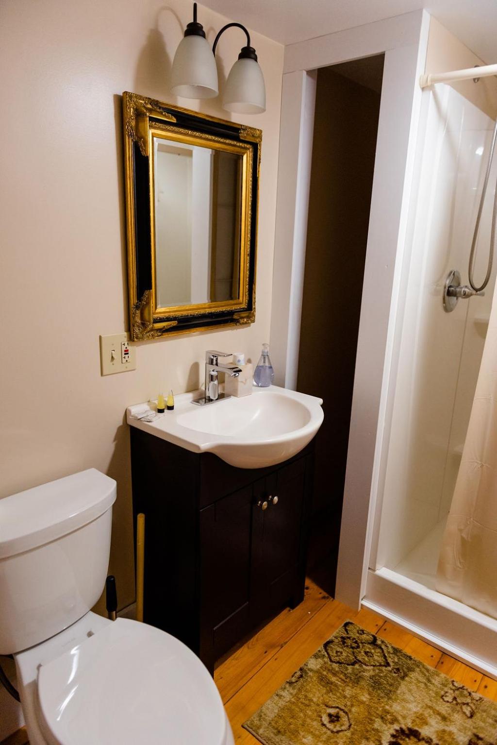 Queen Room photo 2