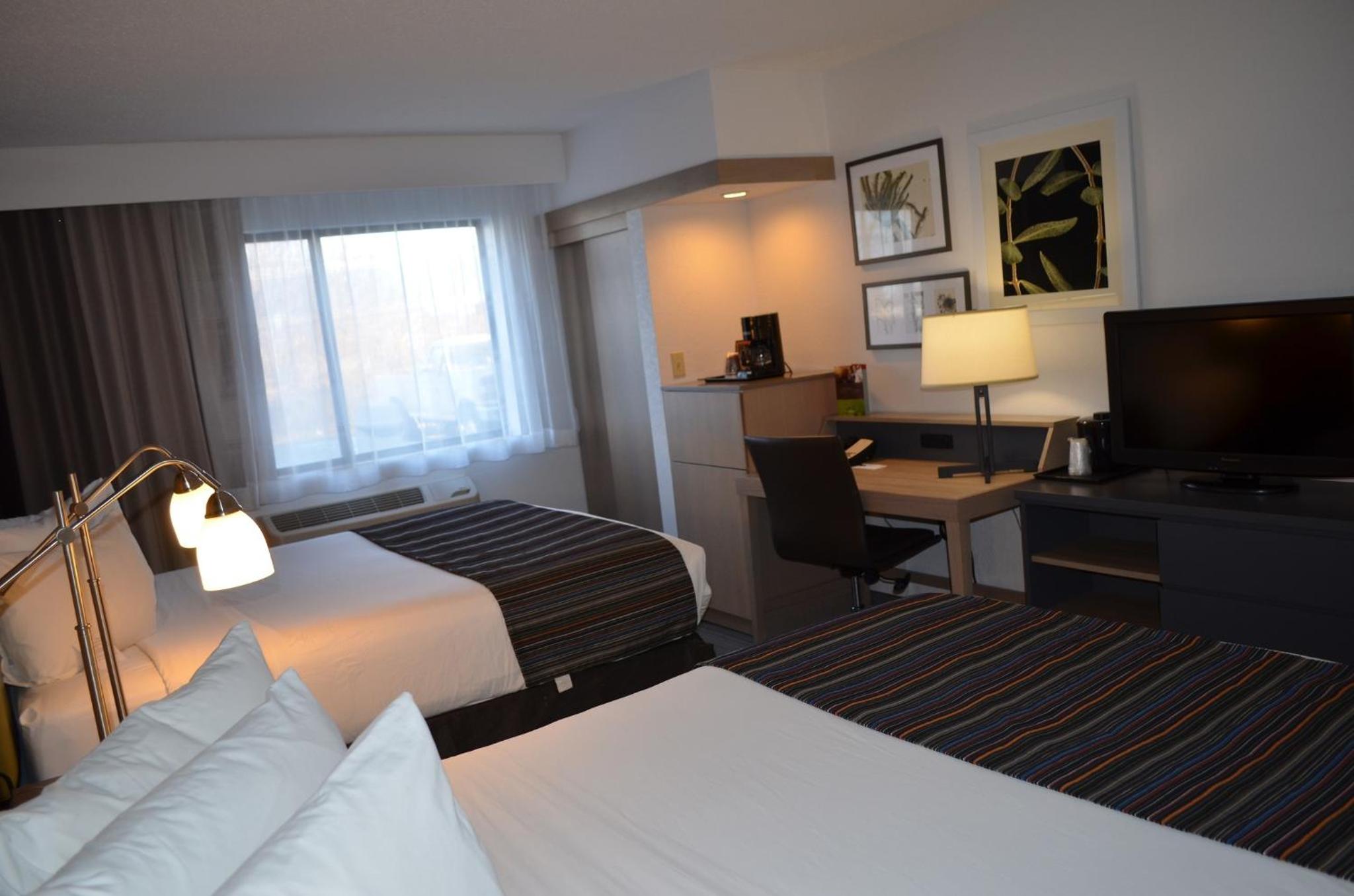 Queen Room with Two Queen Beds - Photo 2