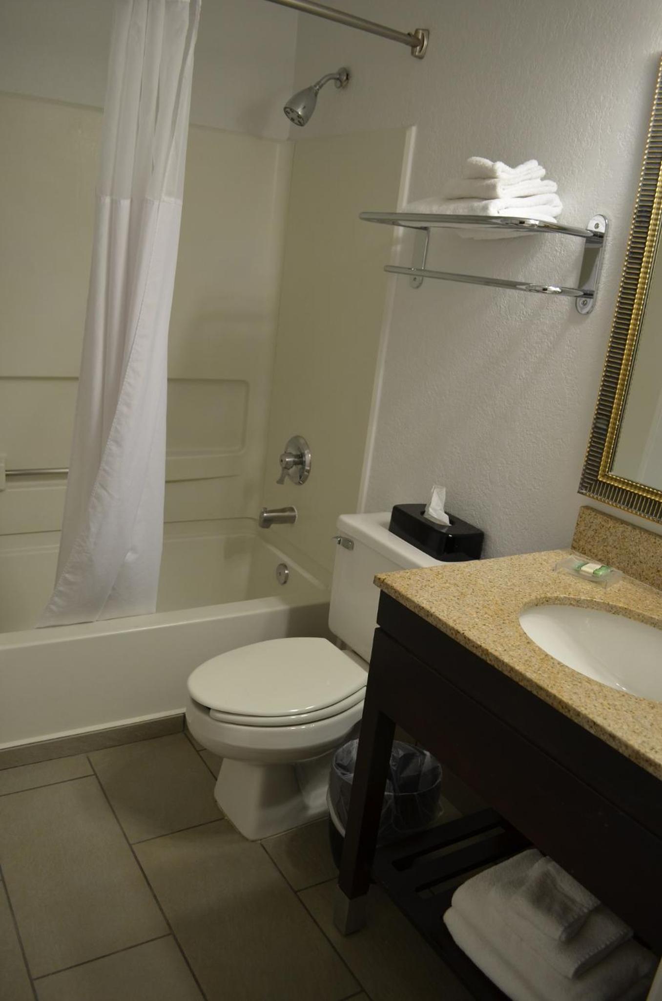 Queen Room with Two Queen Beds - Photo 3