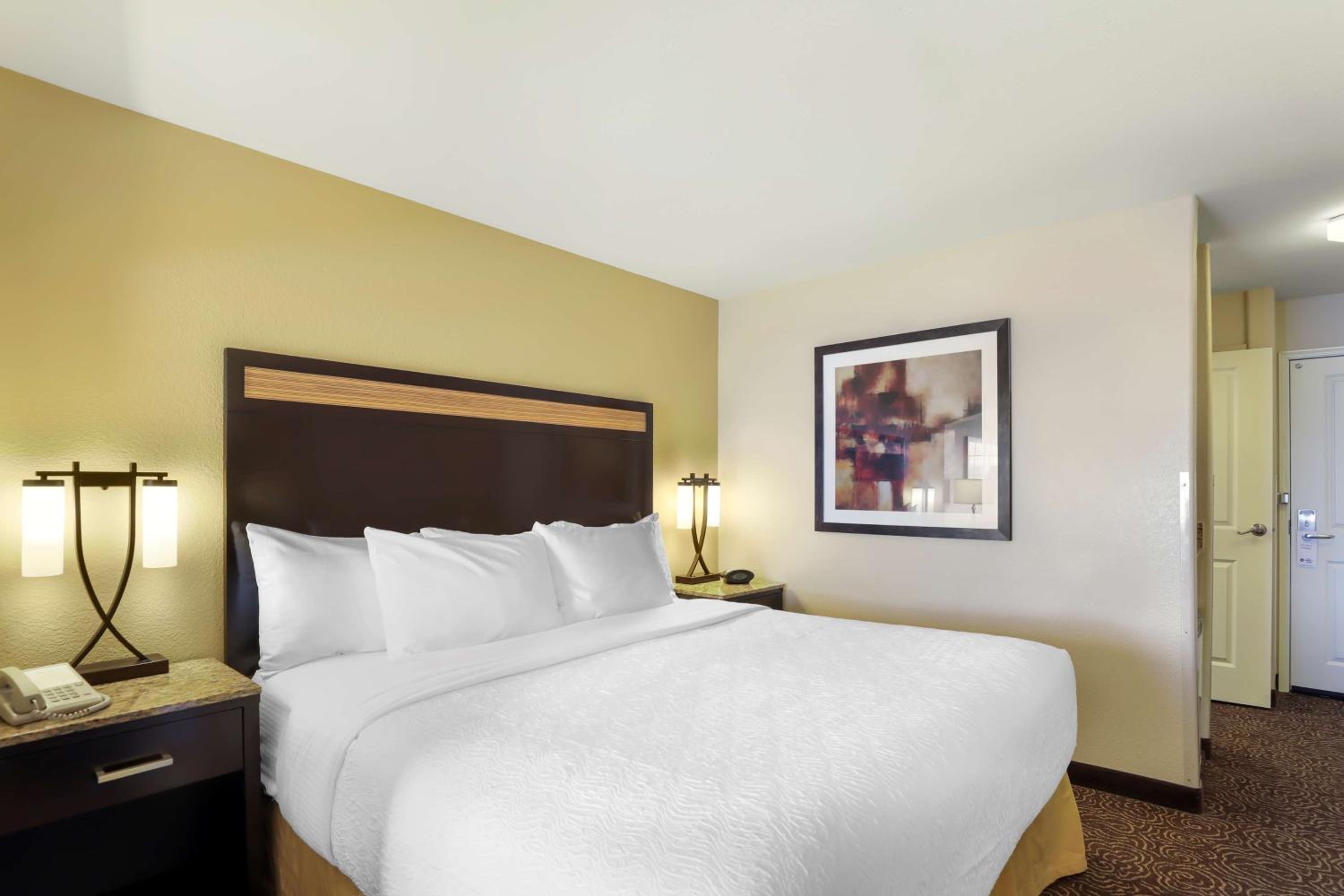 King Suite with Sofa Bed and Mountain View - Non-Smoking - Photo 4