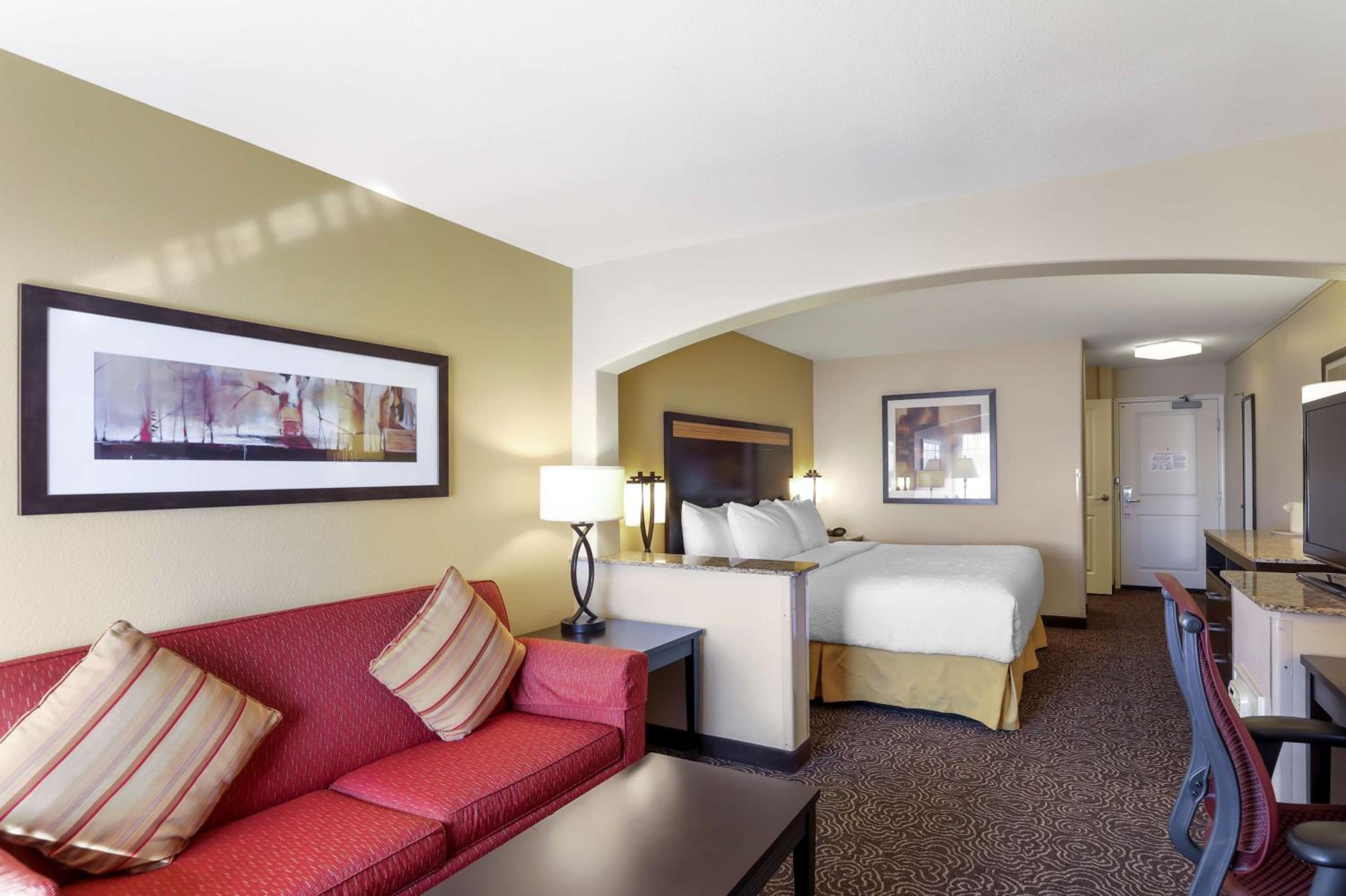 King Suite with Sofa Bed and Mountain View - Non-Smoking - Photo 3