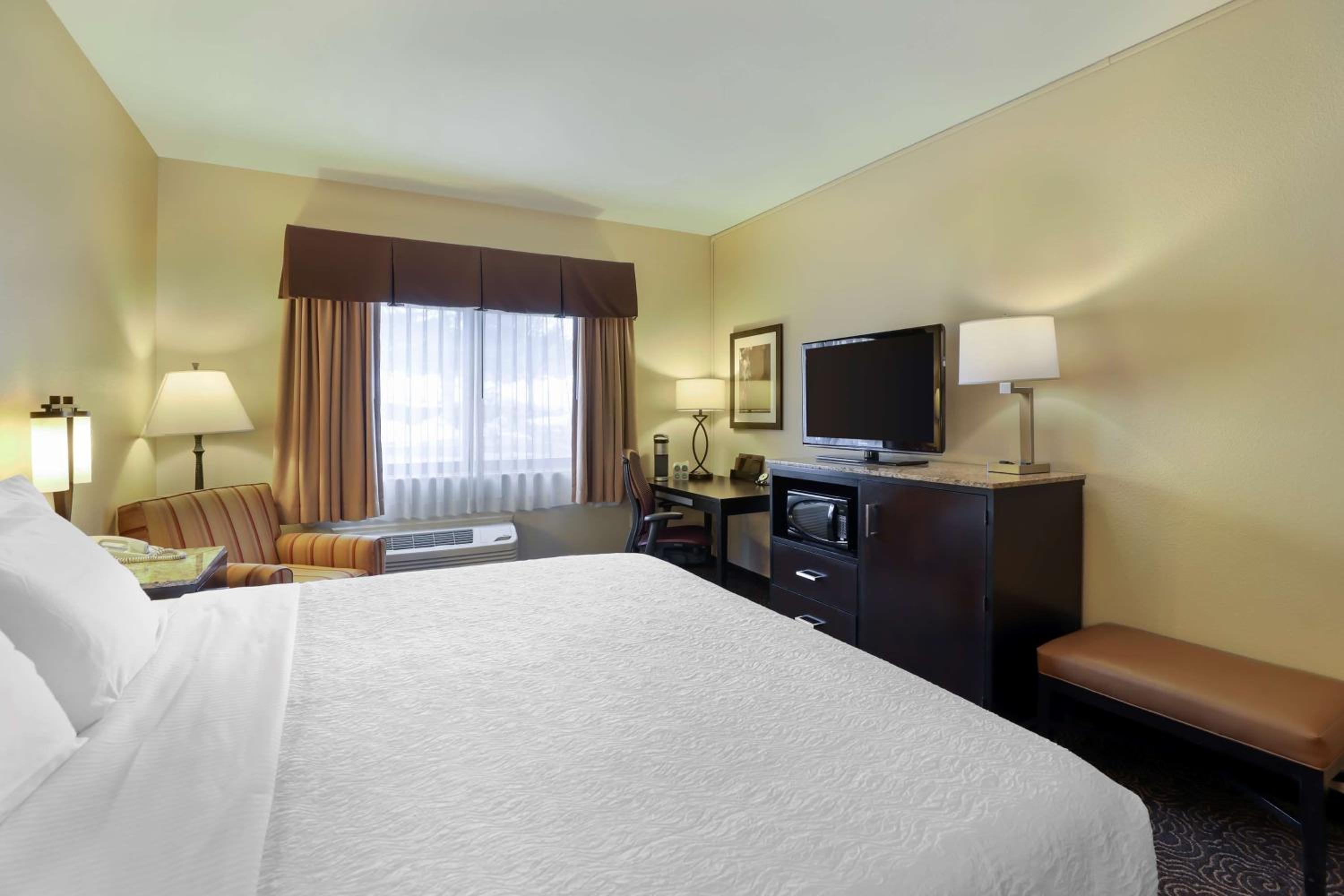 King Room with Roll-in Shower - Disability Access/Non-Smoking - Photo 4