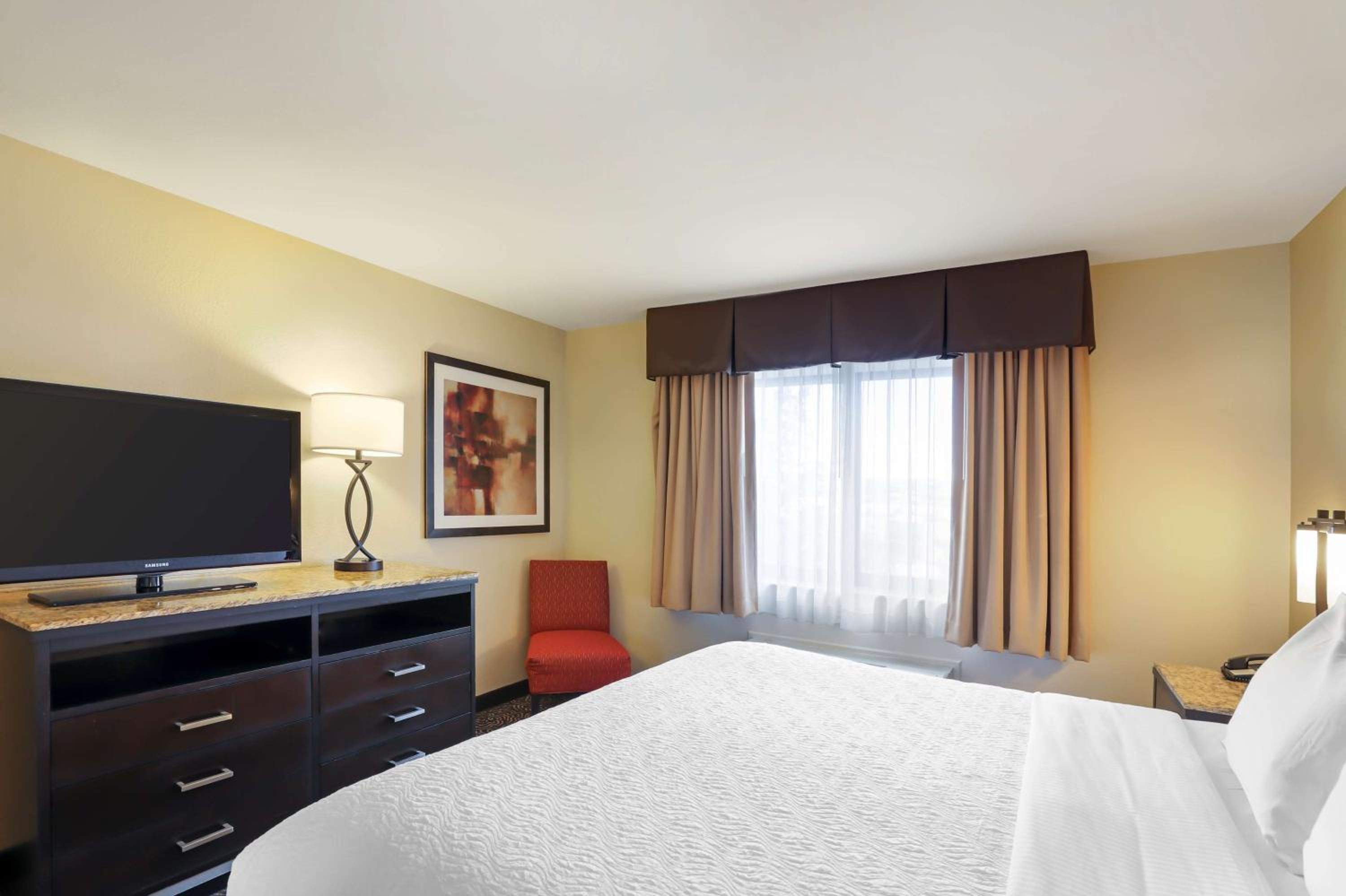 One-Bedroom King Suite with Balcony and Mountain View - Non-Smoking - Photo 4