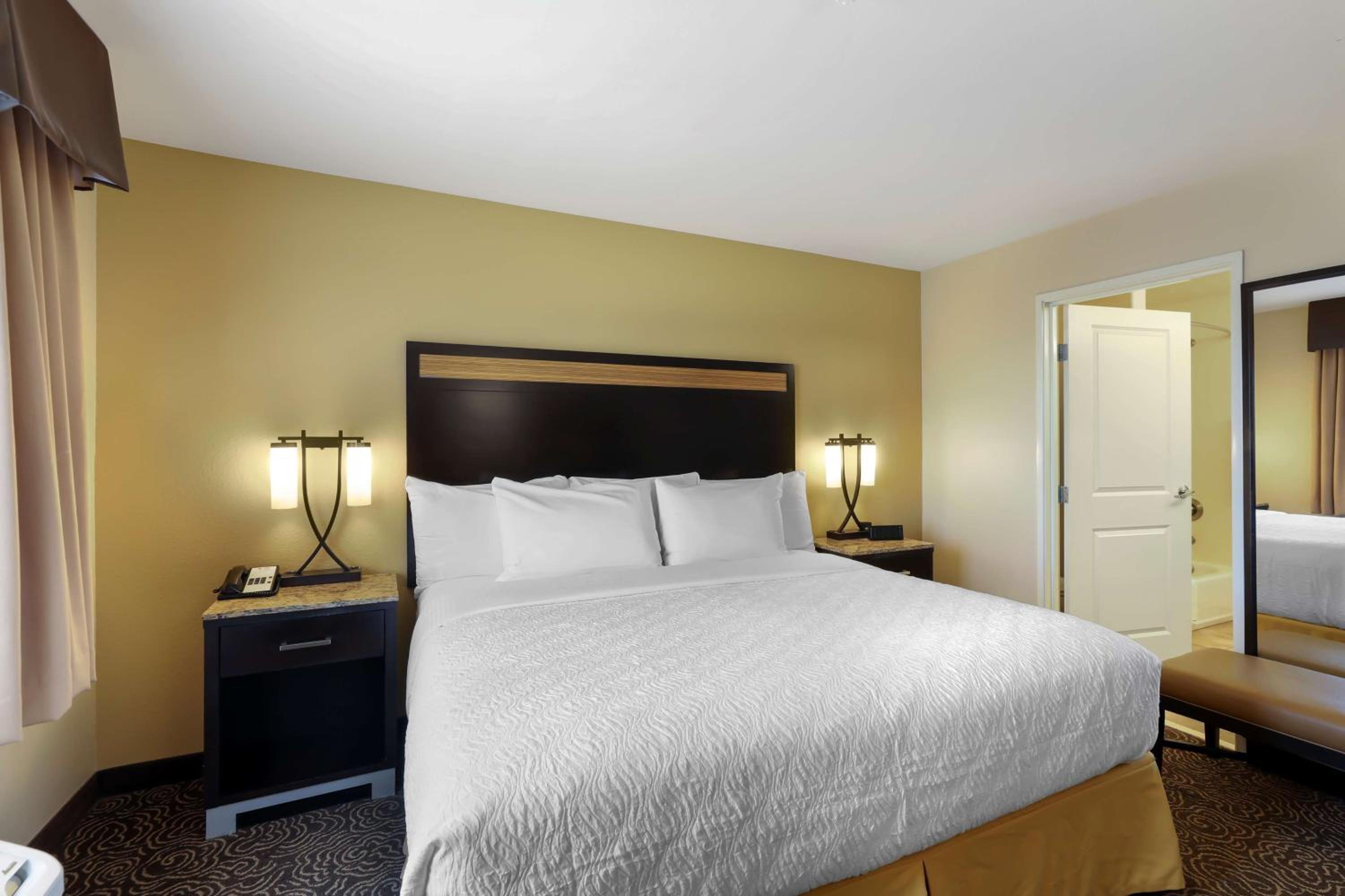 One-Bedroom King Suite with Balcony and Mountain View - Non-Smoking - Photo 5