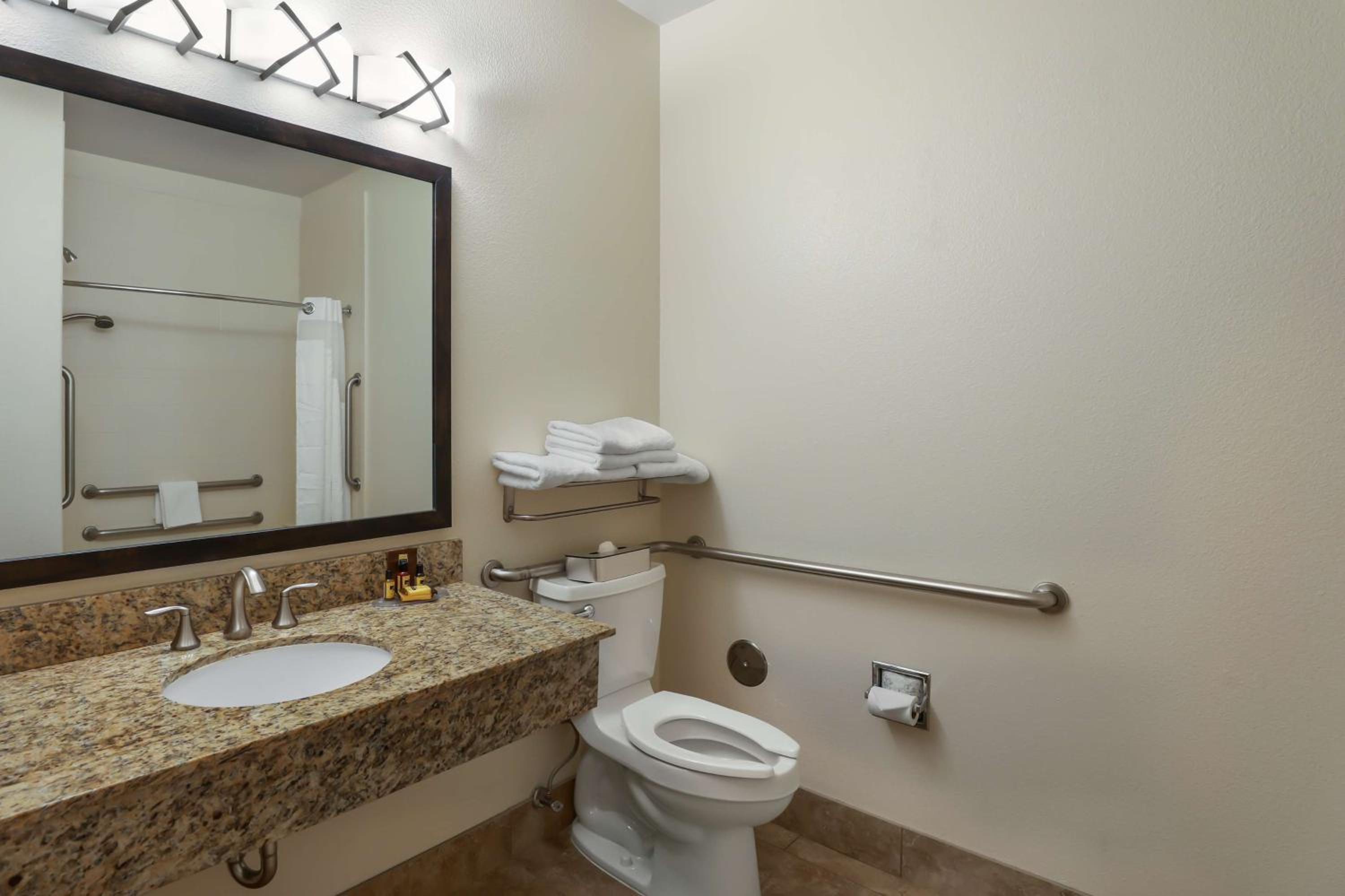 King Room with Roll-in Shower - Disability Access/Non-Smoking - Photo 3