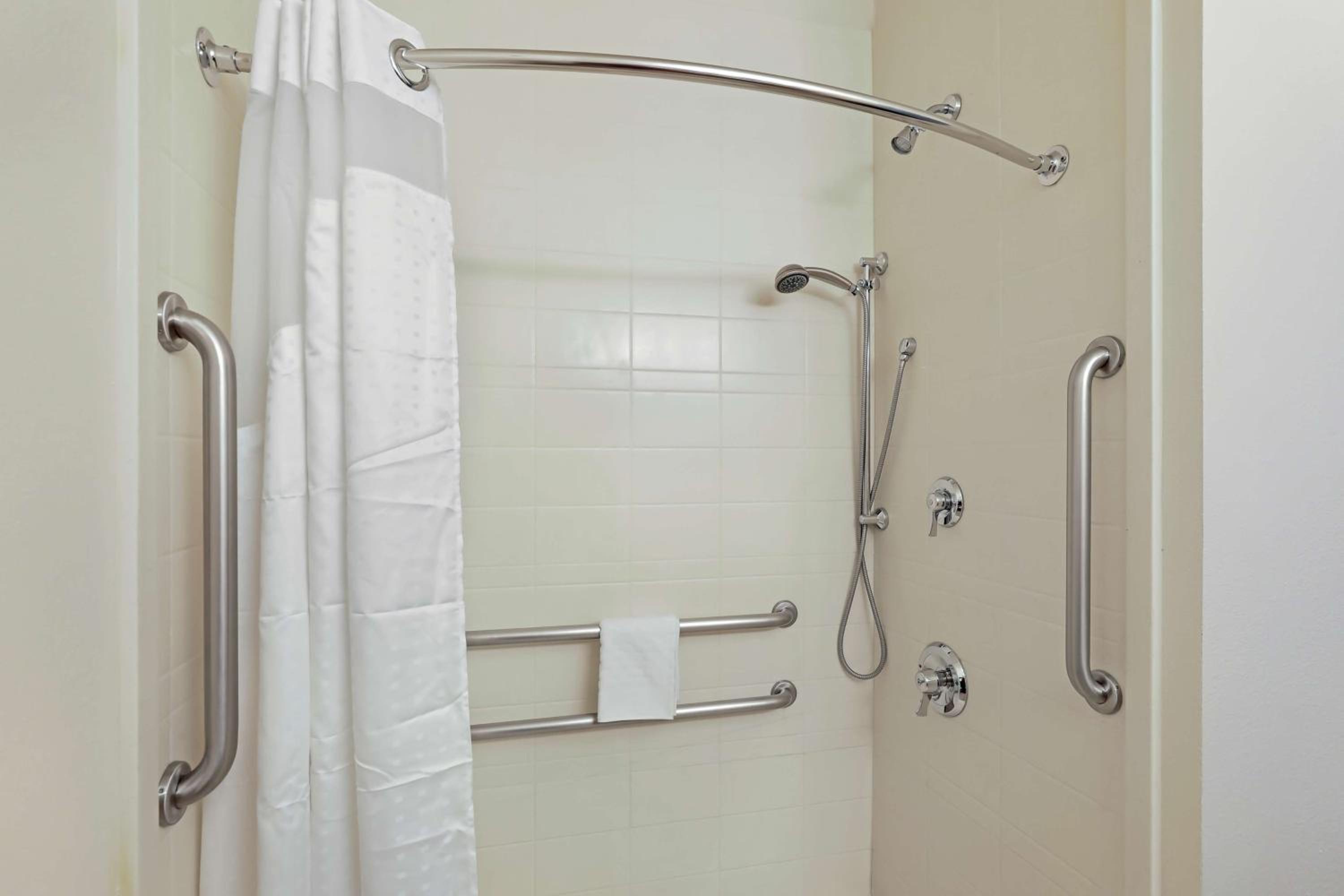 King Room with Roll-in Shower - Disability Access/Non-Smoking - Photo 2