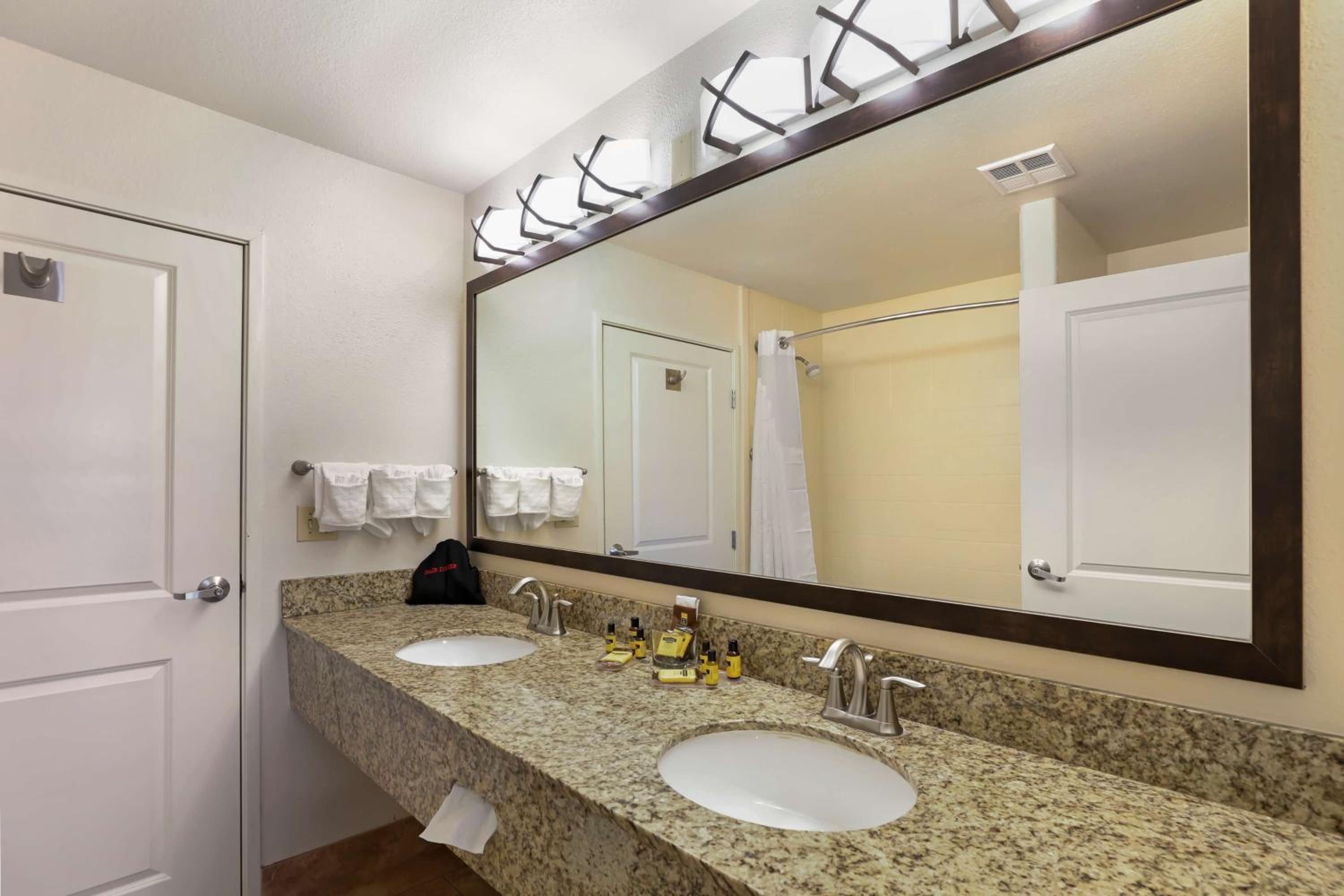 One-Bedroom King Suite with Balcony and Mountain View - Non-Smoking - Photo 3