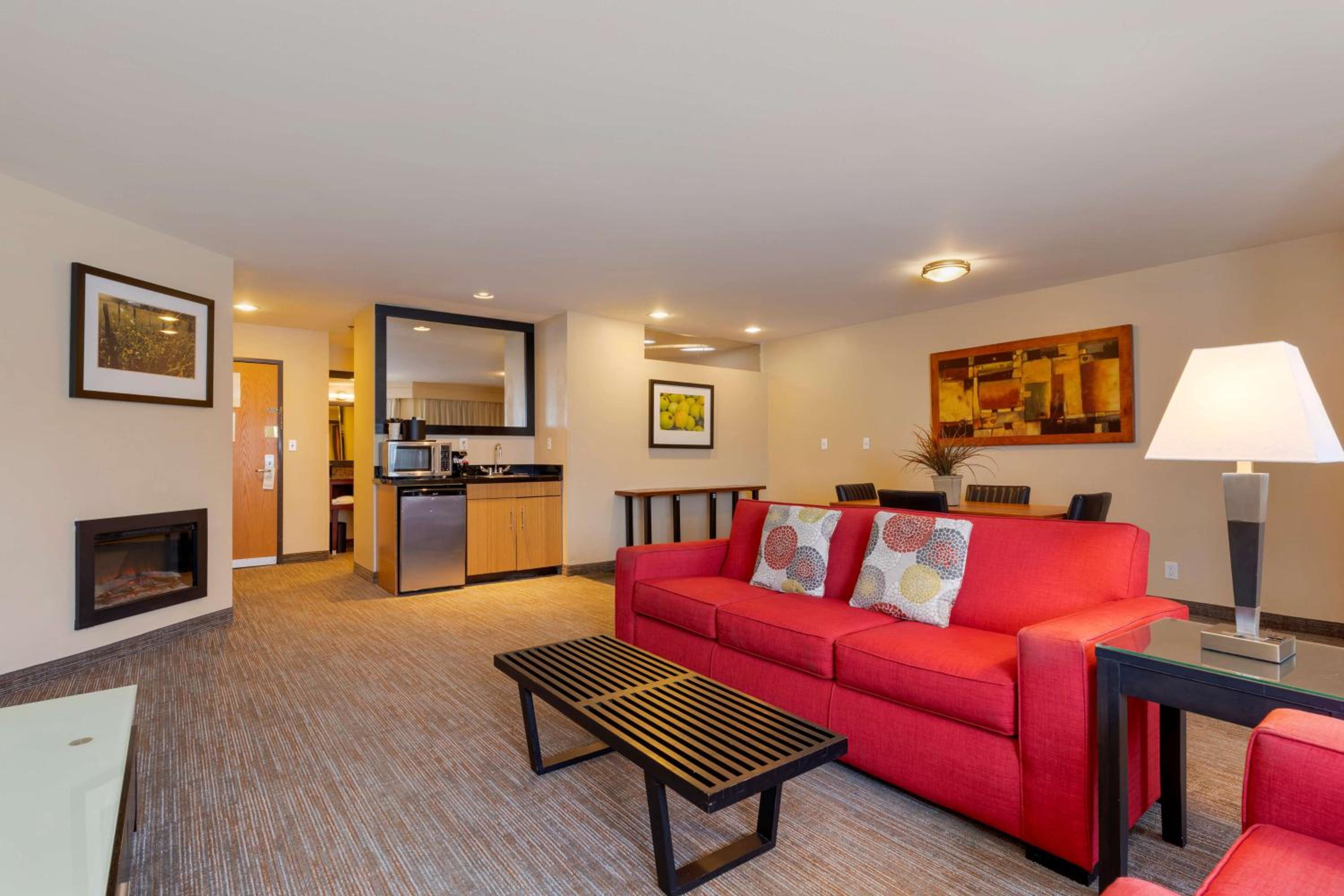 Deluxe Queen Suite with River View - Sitting Area - No Pets