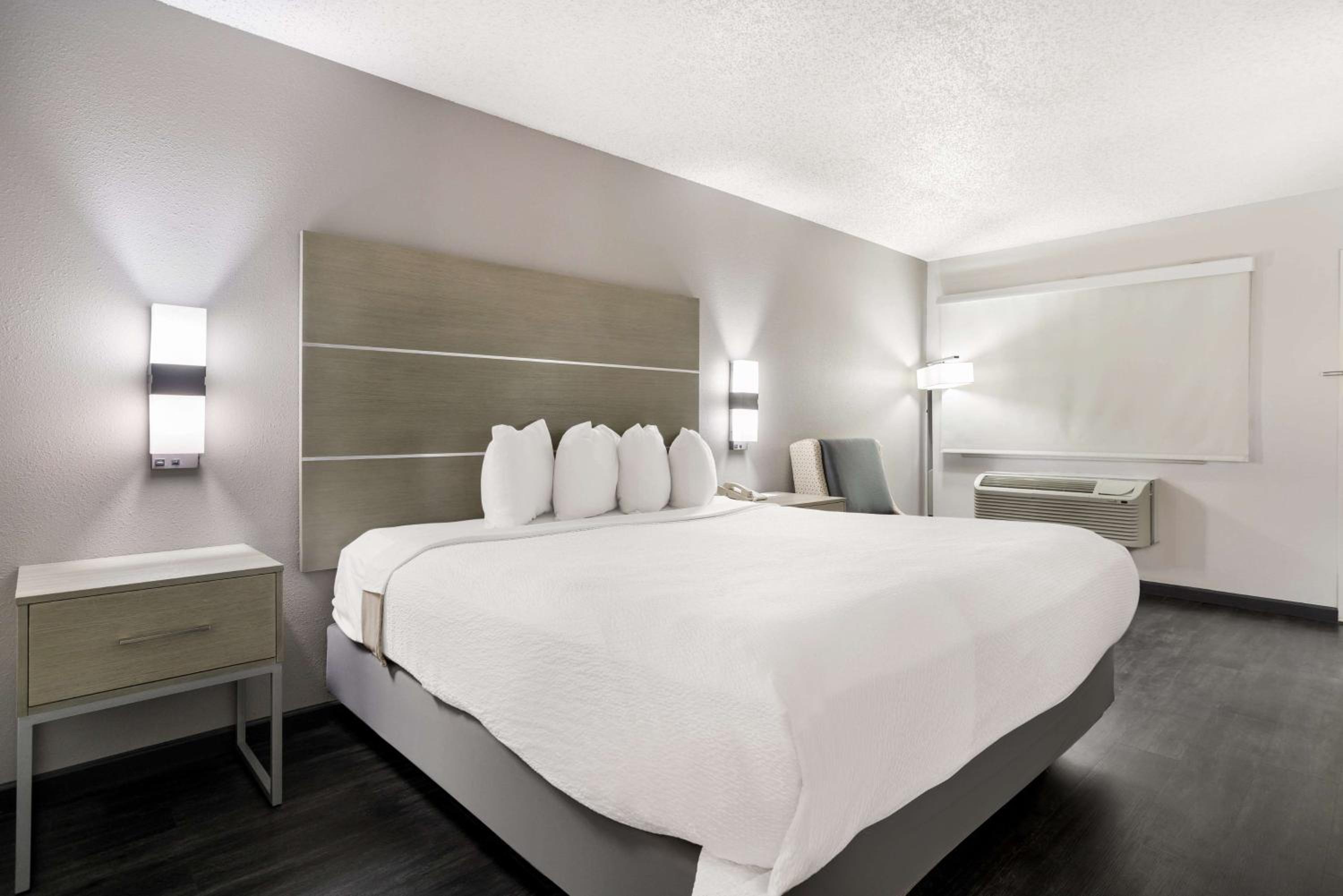 King Room - Non-Smoking - Photo 1