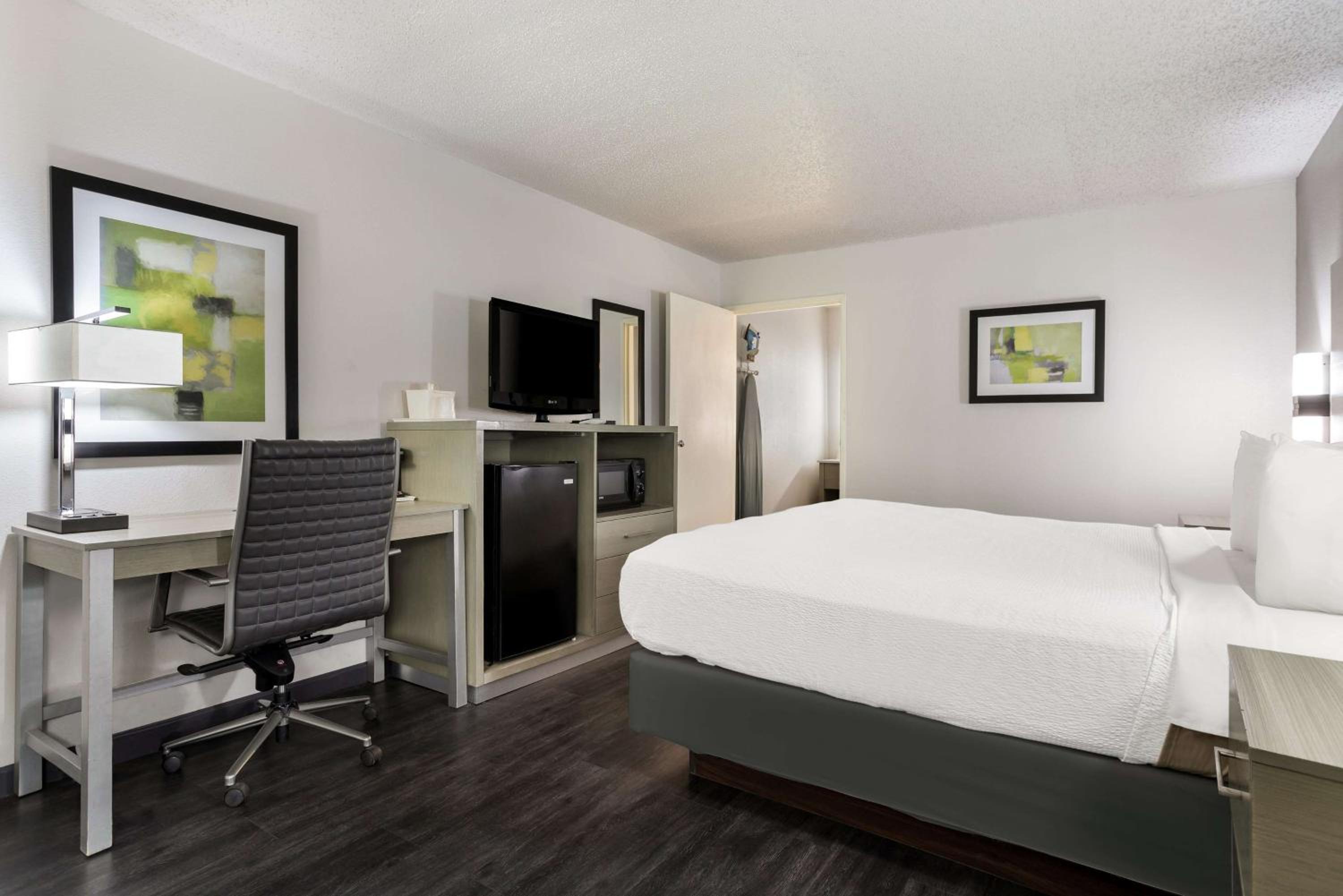 King Room - Non-Smoking - Photo 3