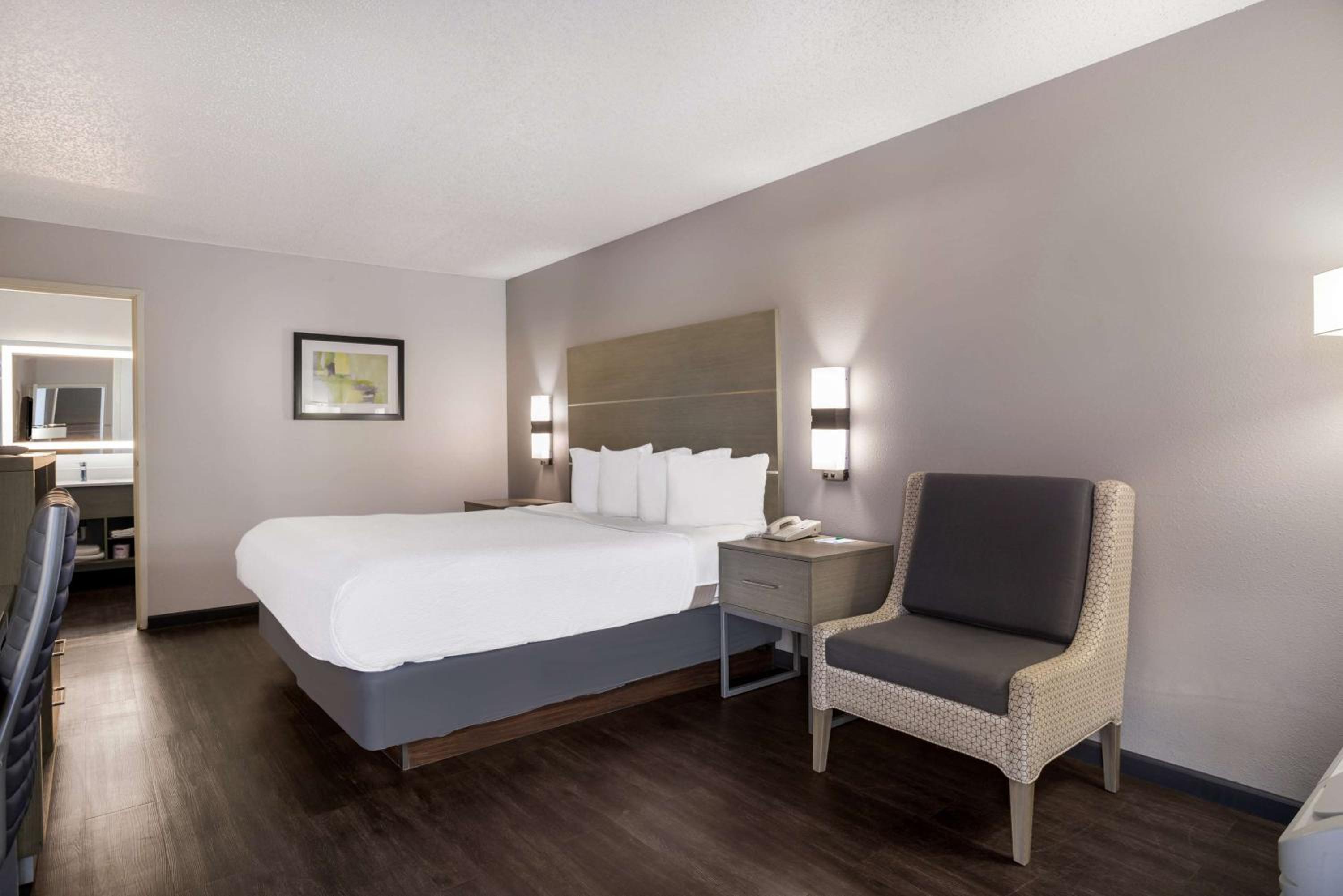King Room - Non-Smoking - Photo 4