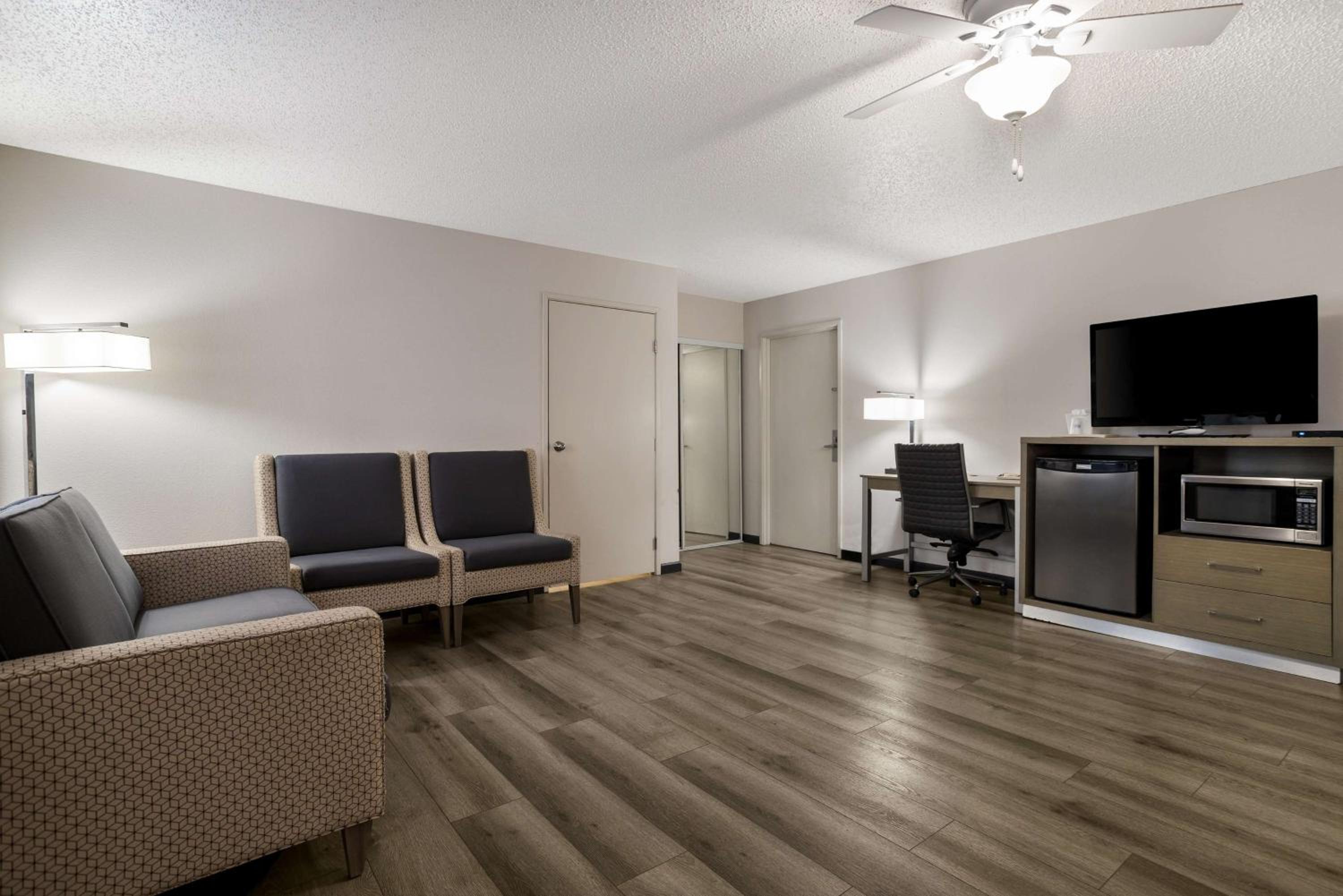 Large Queen Room with Two Queen Beds - Non-Smoking - Photo 1