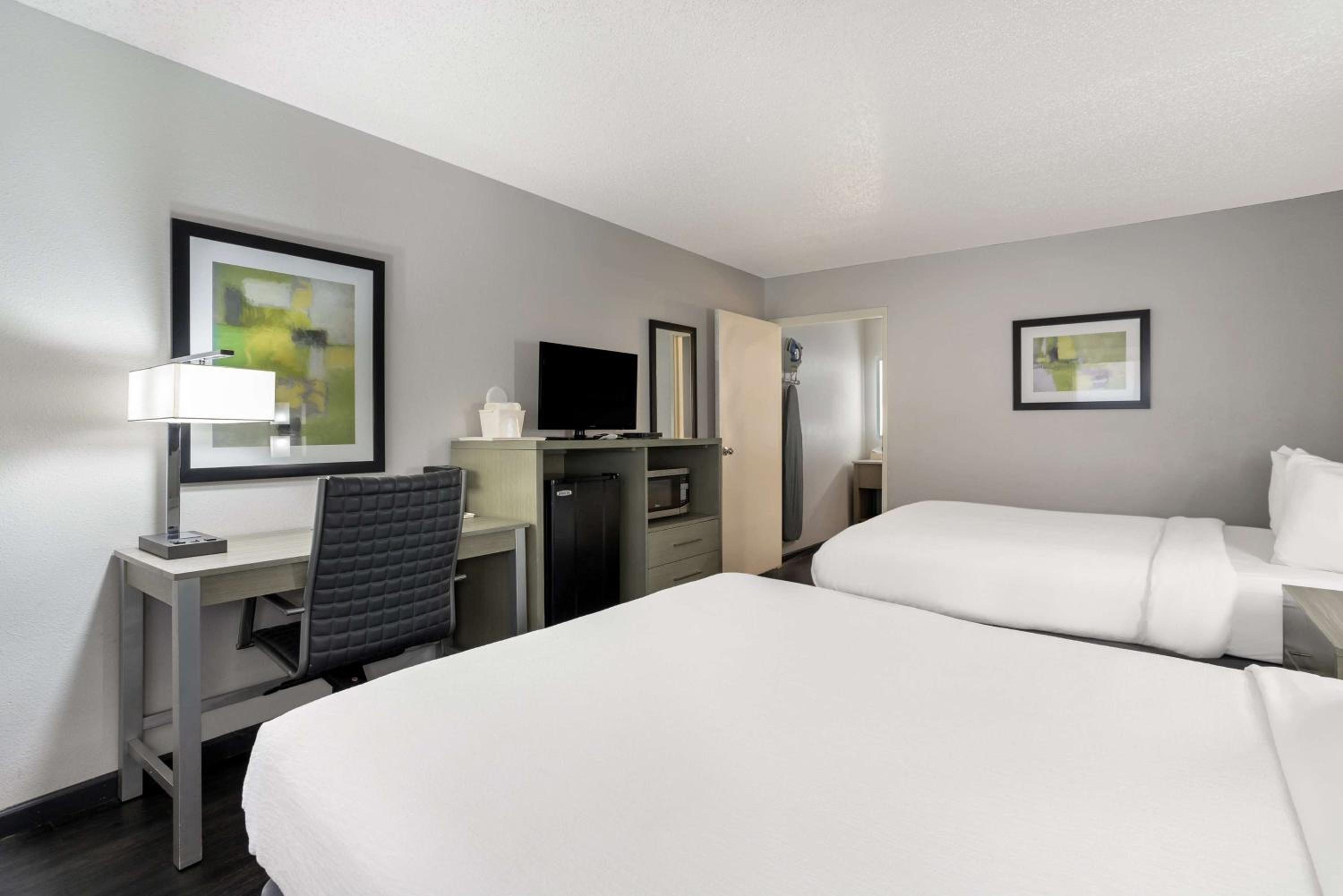 Queen Room with Two Queen Beds - Non-Smoking - Photo 2
