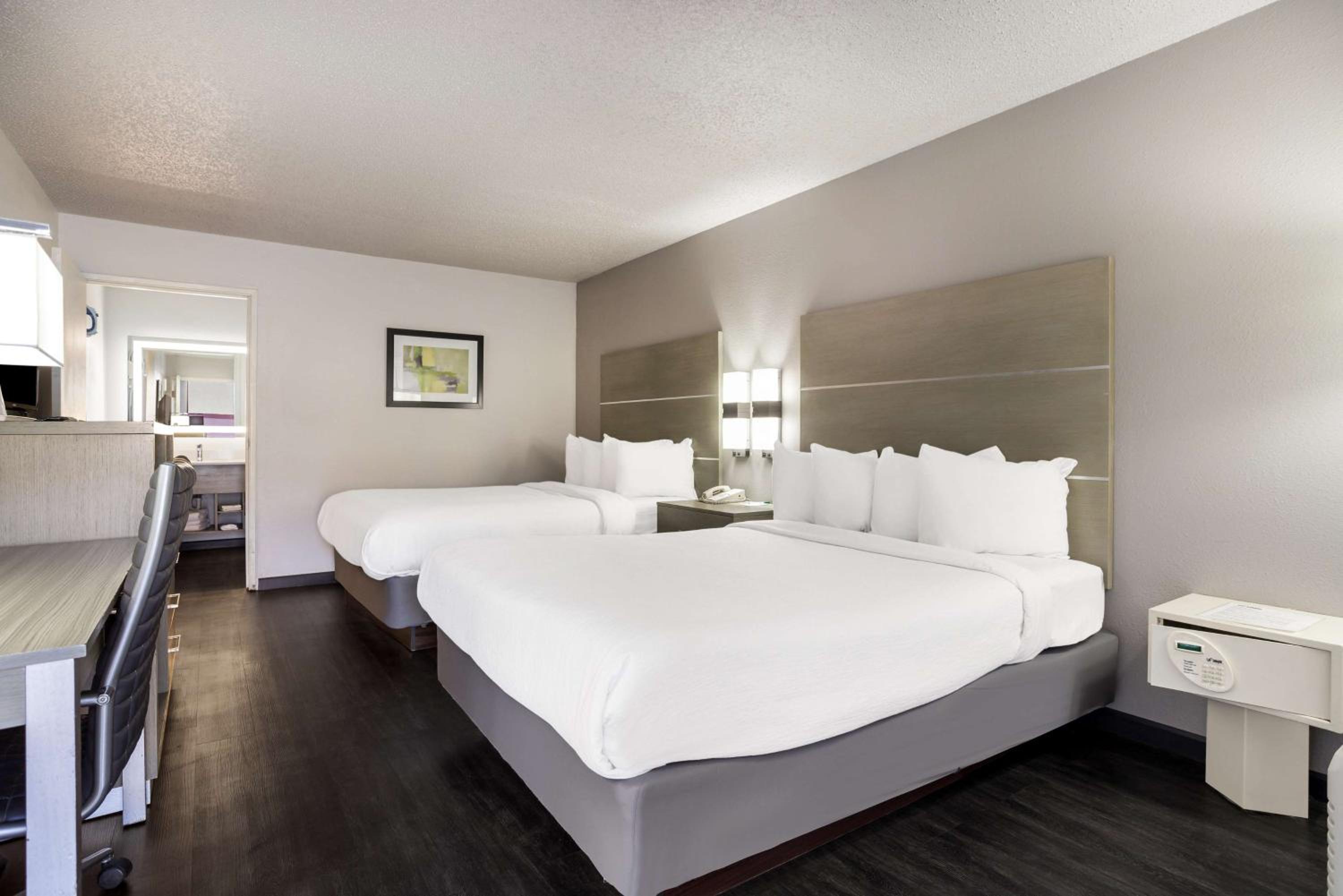 Queen Room with Two Queen Beds - Non-Smoking - Photo 3