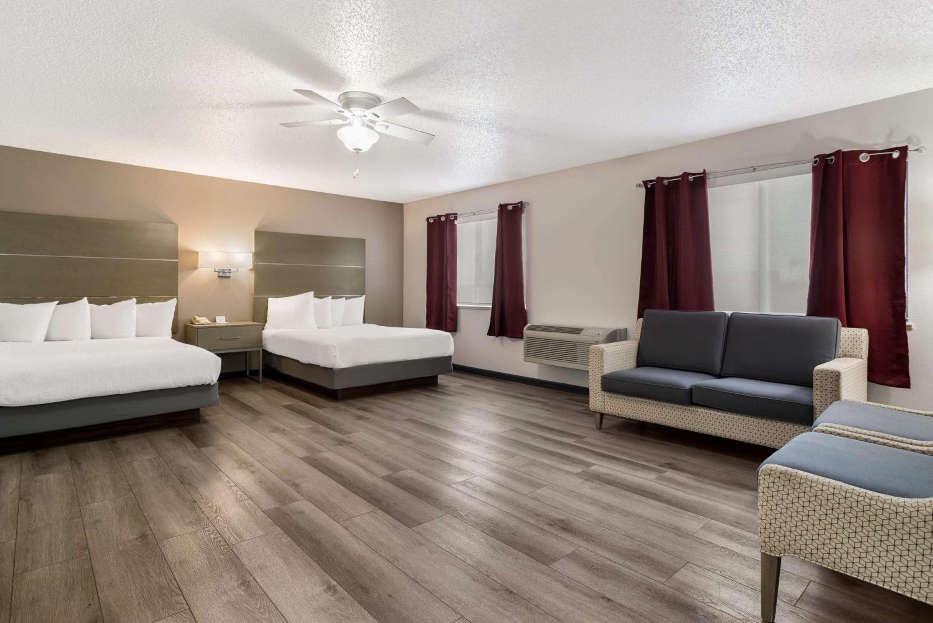 Large Queen Room with Two Queen Beds - Non-Smoking - Photo 2