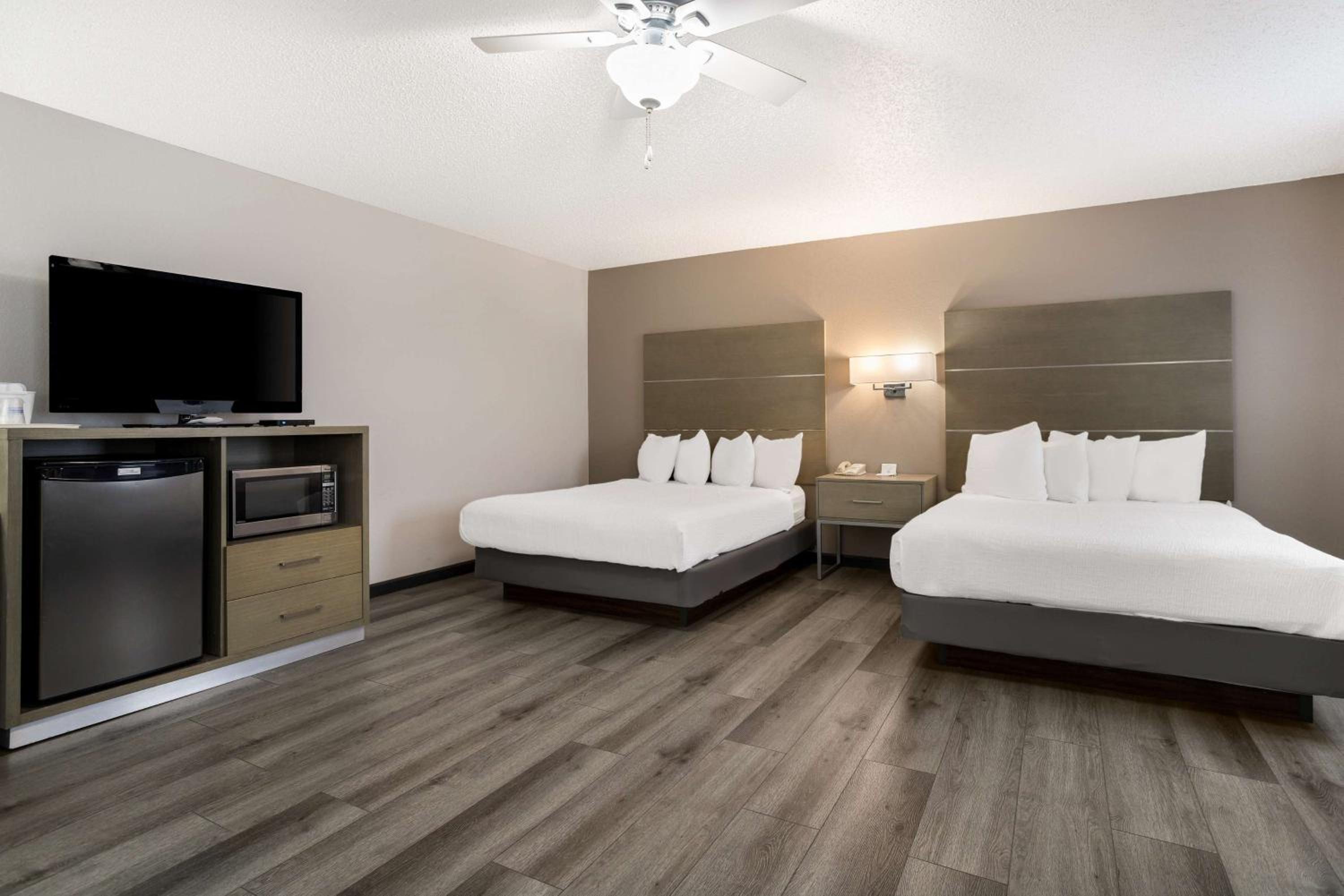 Large Queen Room with Two Queen Beds - Non-Smoking - Photo 3