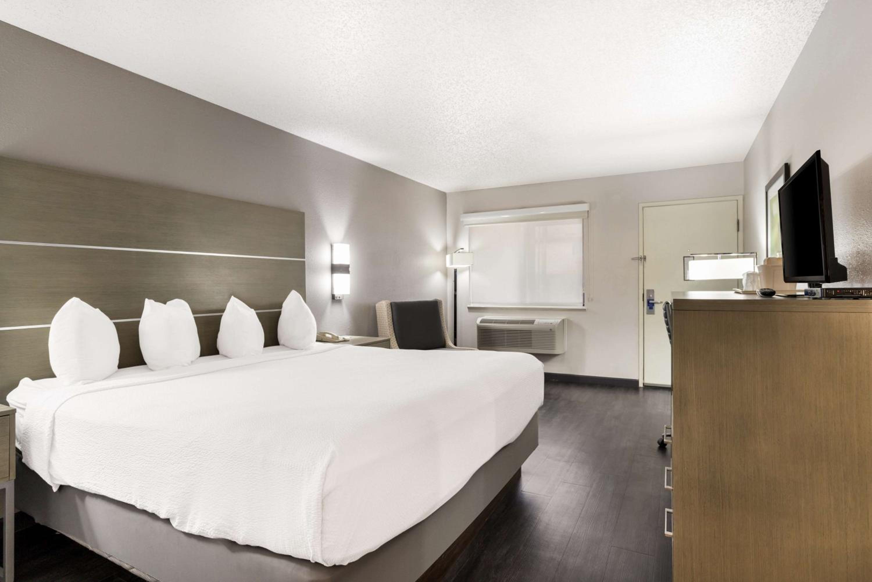 King Room - Mobility Accessible/Non-Smoking - Photo 1