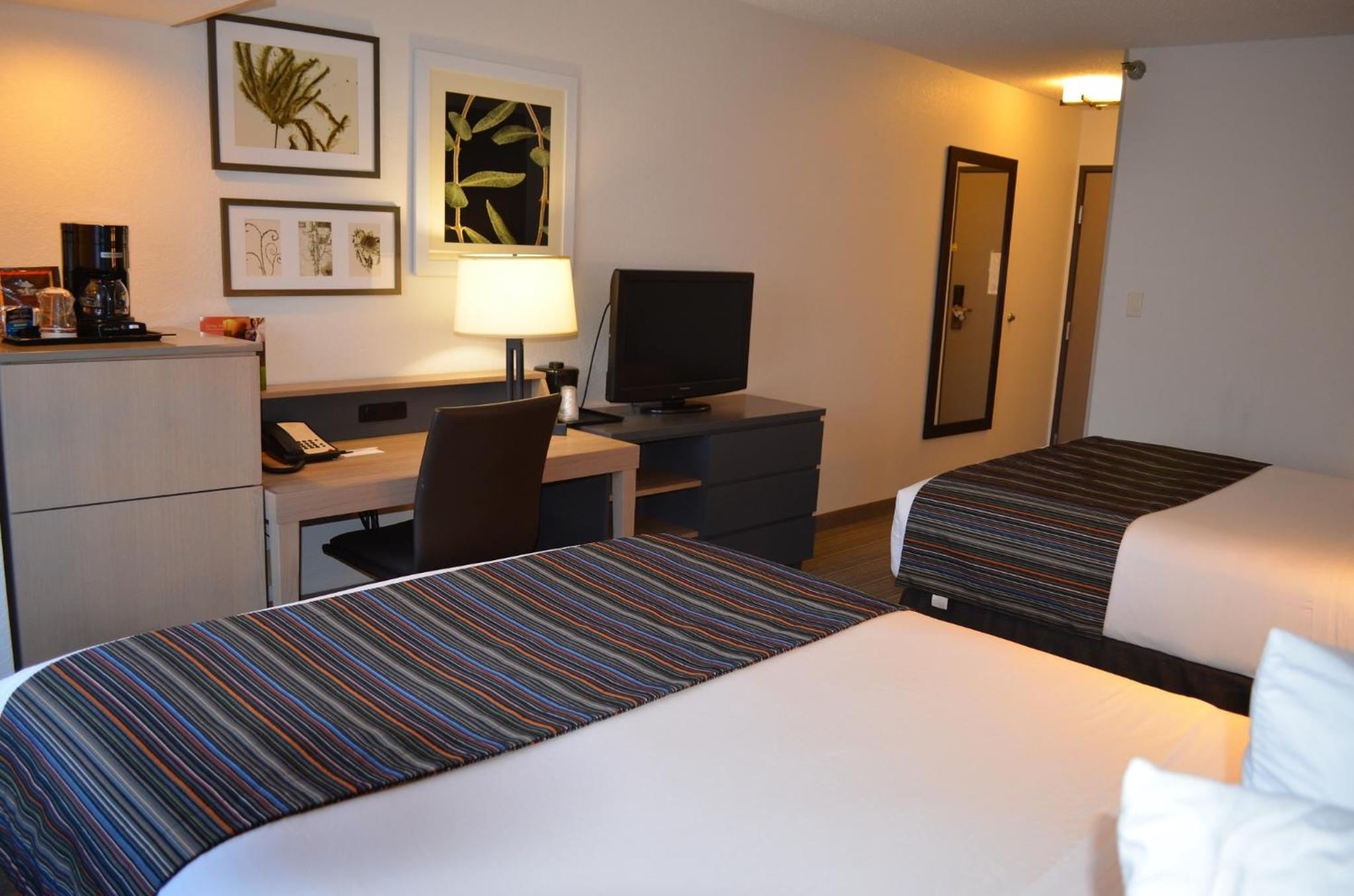 Queen Room with Two Queen Beds - Photo 4