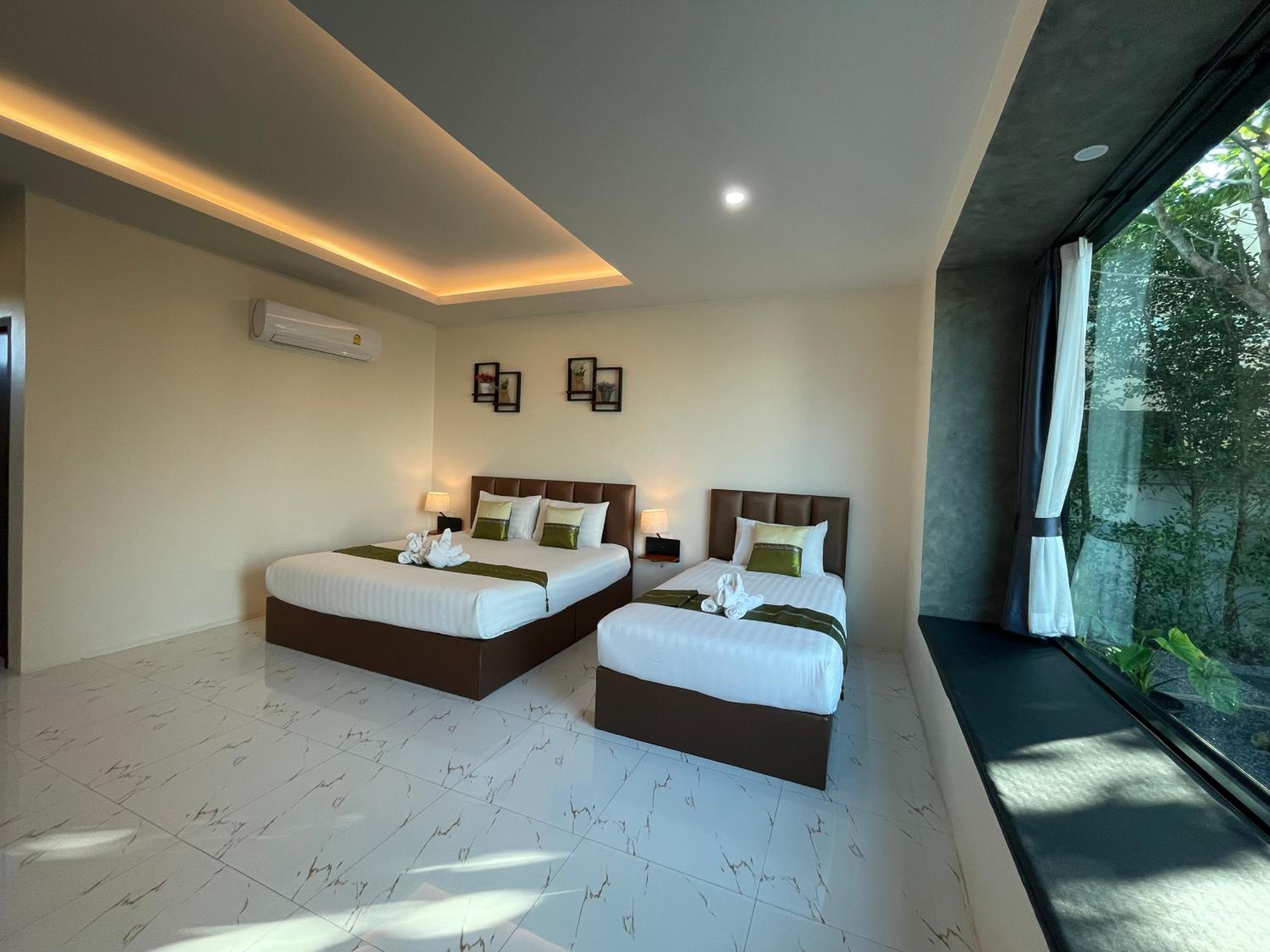 Deluxe Family Suite - Photo 2