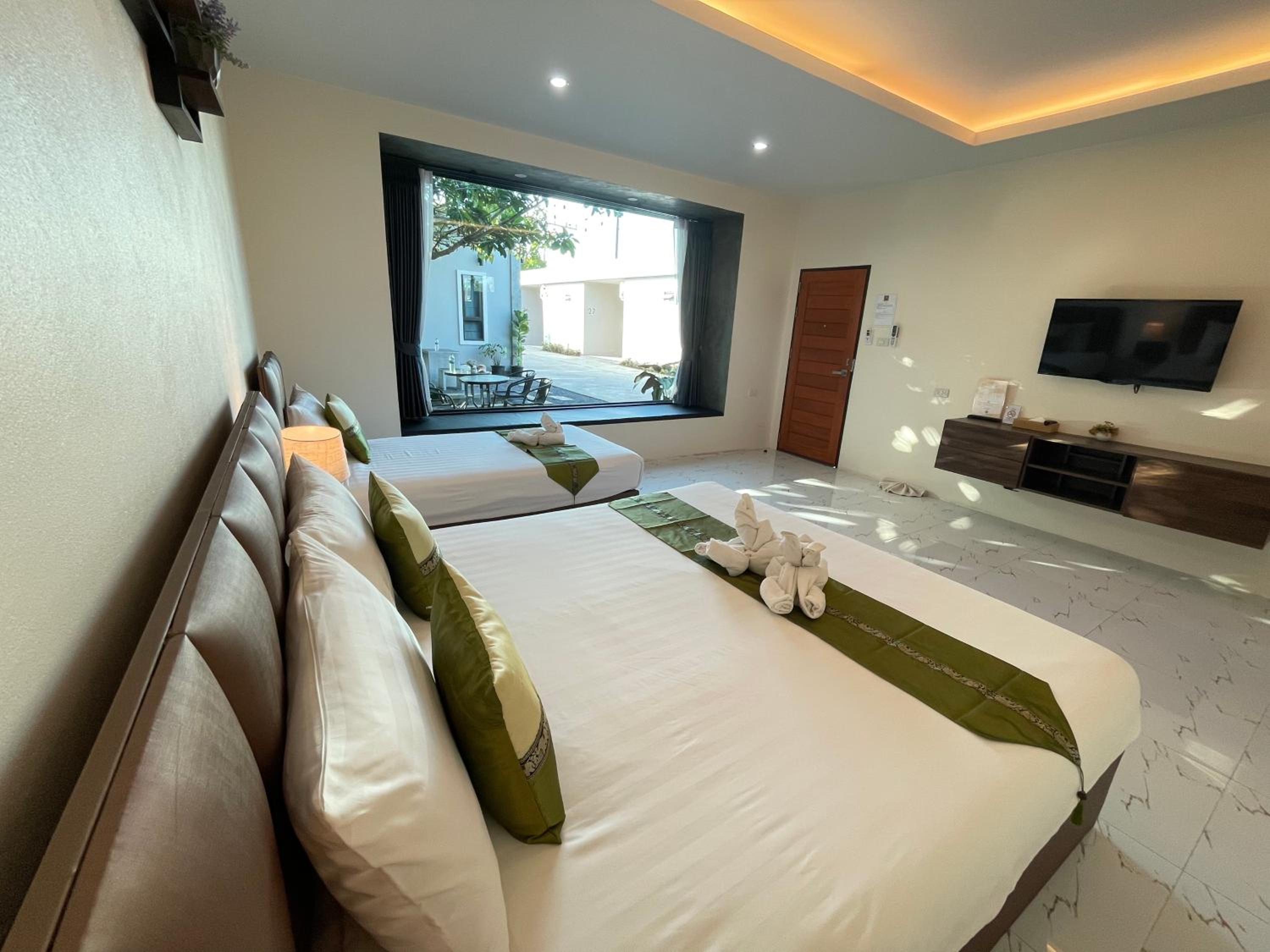 Deluxe Family Suite - Photo 7